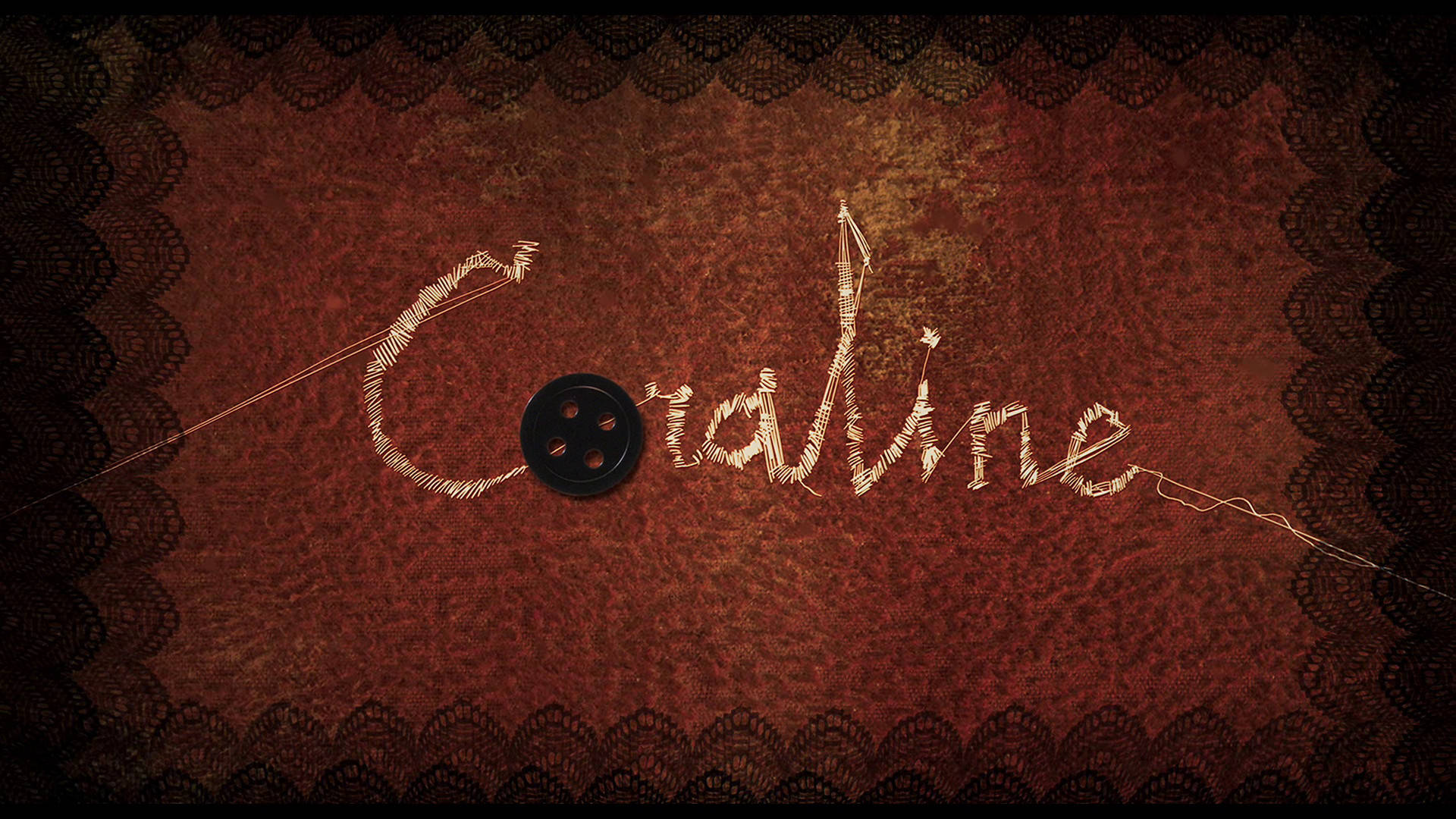 卡洛琳 桌布 壁紙 — 「Coraline」這個字用金色線縫在帶有紋理的紅色布料上，邊緣有黑色蕾絲，而字母「o」的位置由黑色鈕扣代替。