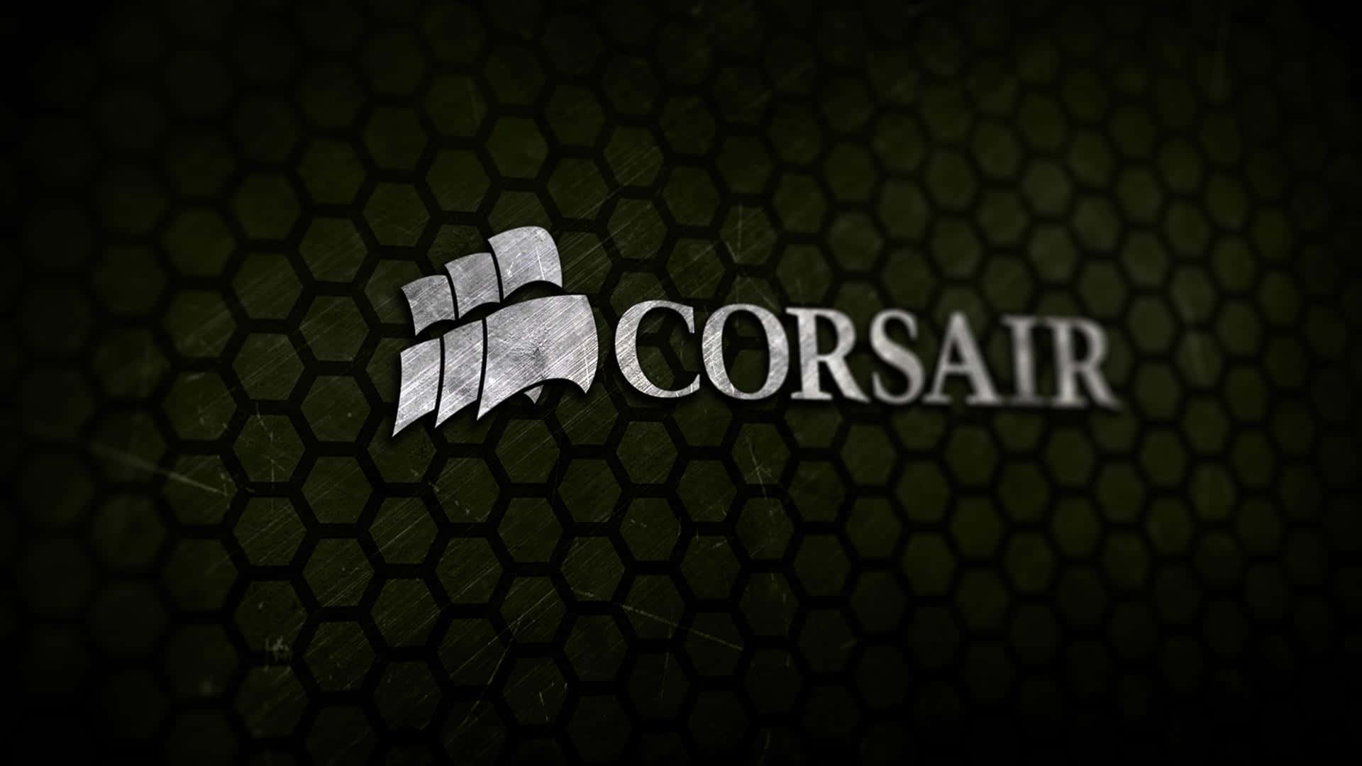 海盜船 桌布 壁紙 — Corsair 標誌以金屬銀色在深綠色六角形網格背景上發光，帶有細微刮痕。