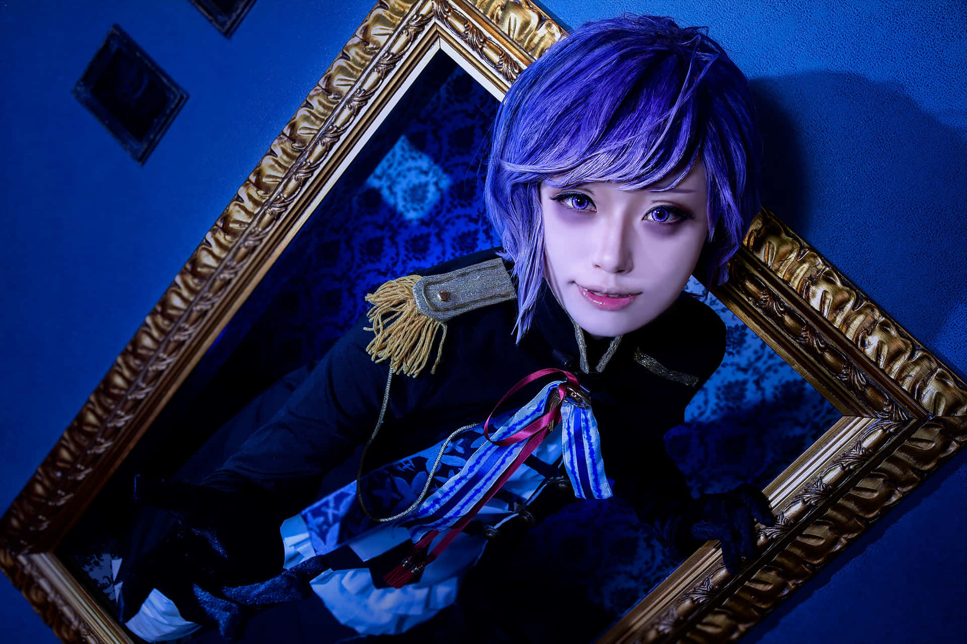 在藍色牆壁前，裝飾相框內的cosplay服裝人物。 — Sasuke 壁紙
