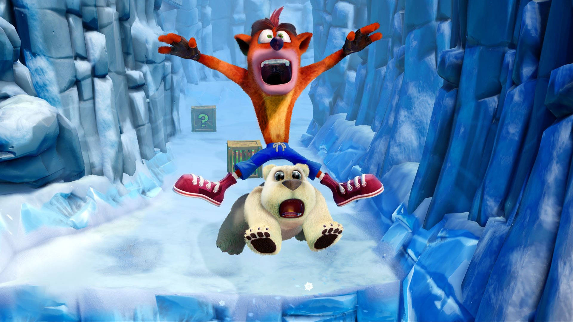 Bandicoot 桌布 壁紙 — Crash Bandicoot 騎著北極熊穿過一個冰凍的峽谷，背景有鋸齒狀的藍色冰崖和一個問號箱。