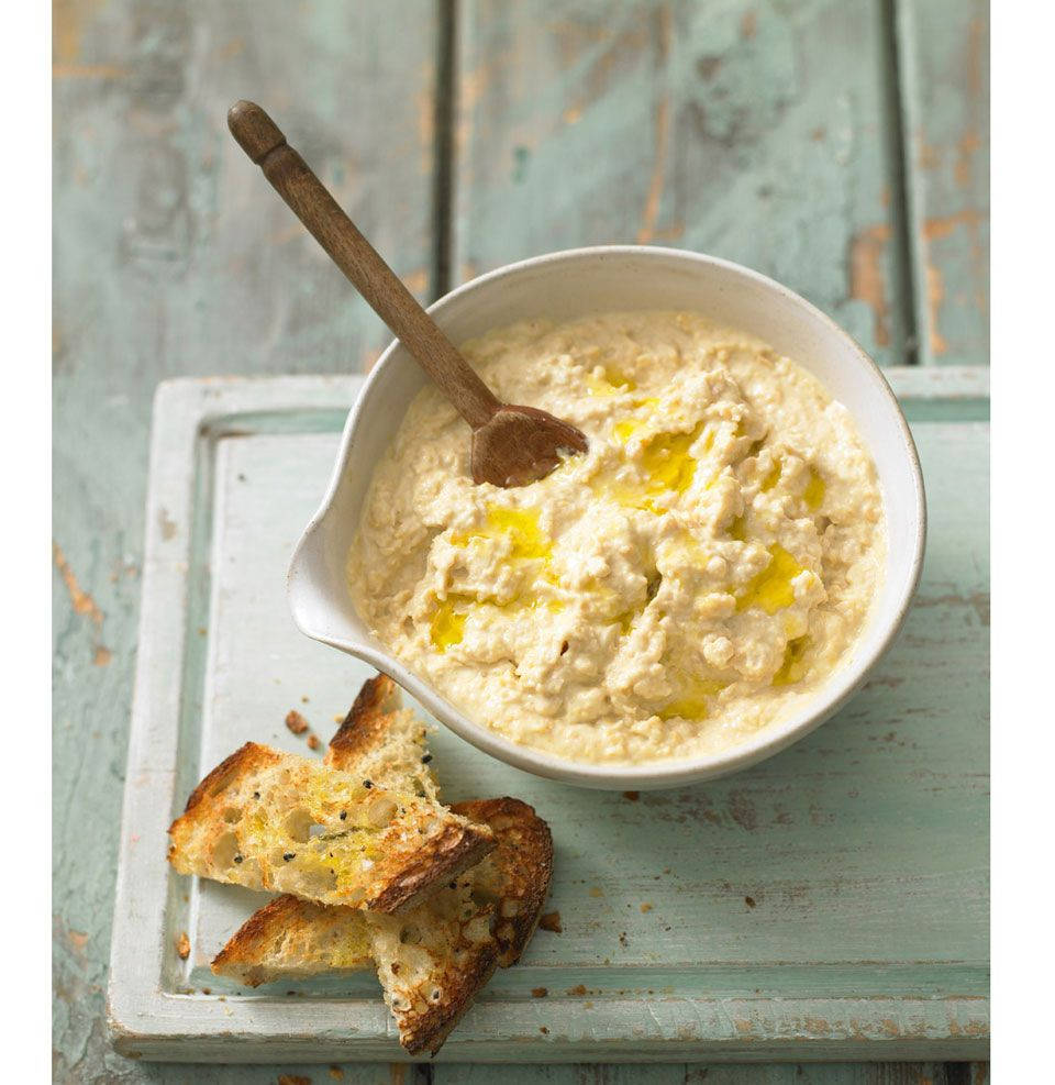 麵包 桌布 壁紙 —  creamy hummus 淋上橄欖油，放在白色碗中，搭配木匙和烤麵包，置於經風化的青綠色木板上。
