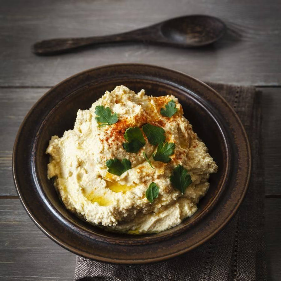 Food Photography 桌布 壁紙 —  creamy hummus 配上新鮮歐芹和紅椒粉，放在木桌上的古樸棕色碗中。