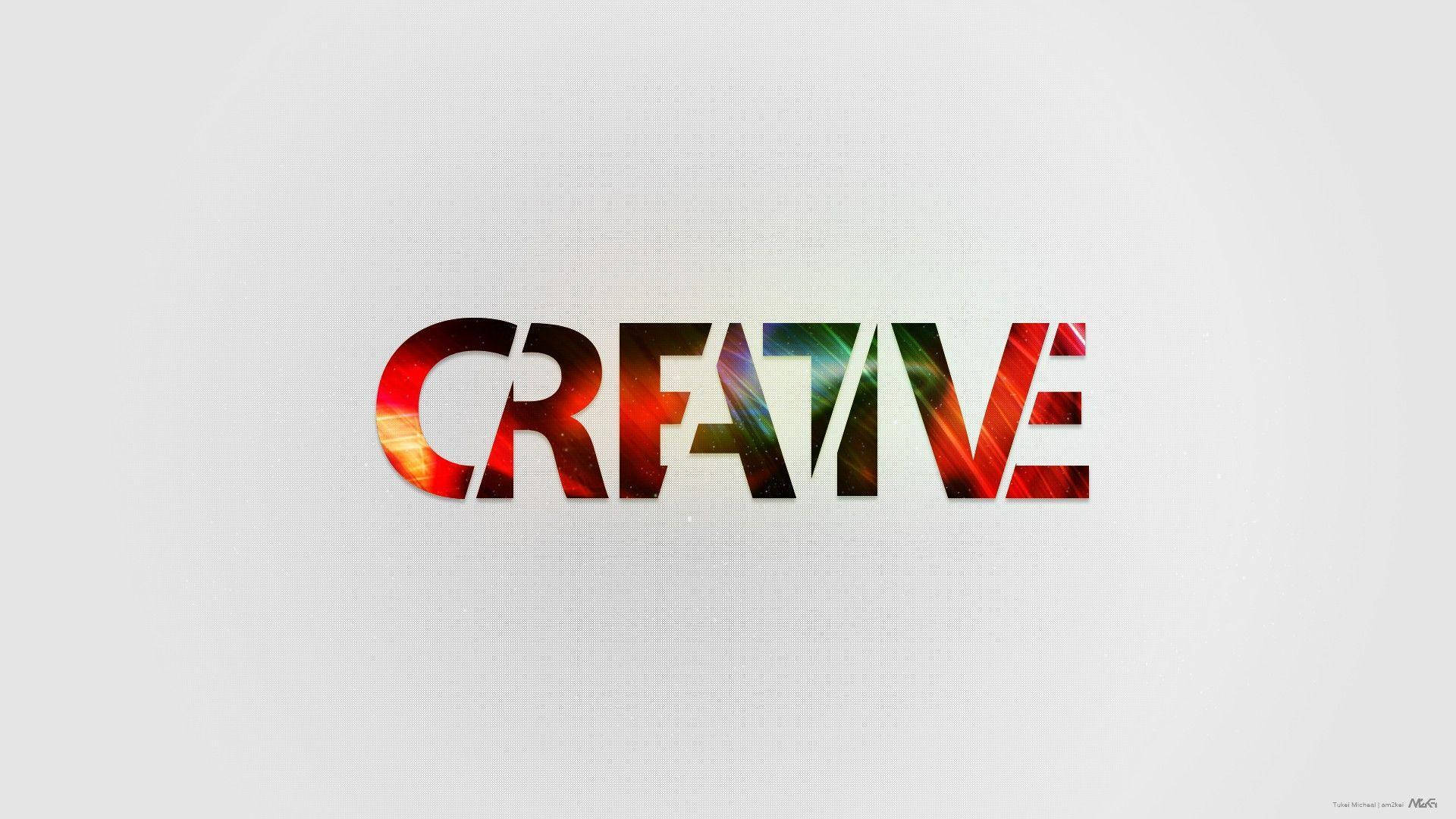 Typography 桌布 壁紙 — 「CREATIVE」一詞以粗體字呈現，充滿火紅、橙色和綠色條紋，背景為柔軟的白色紋理。