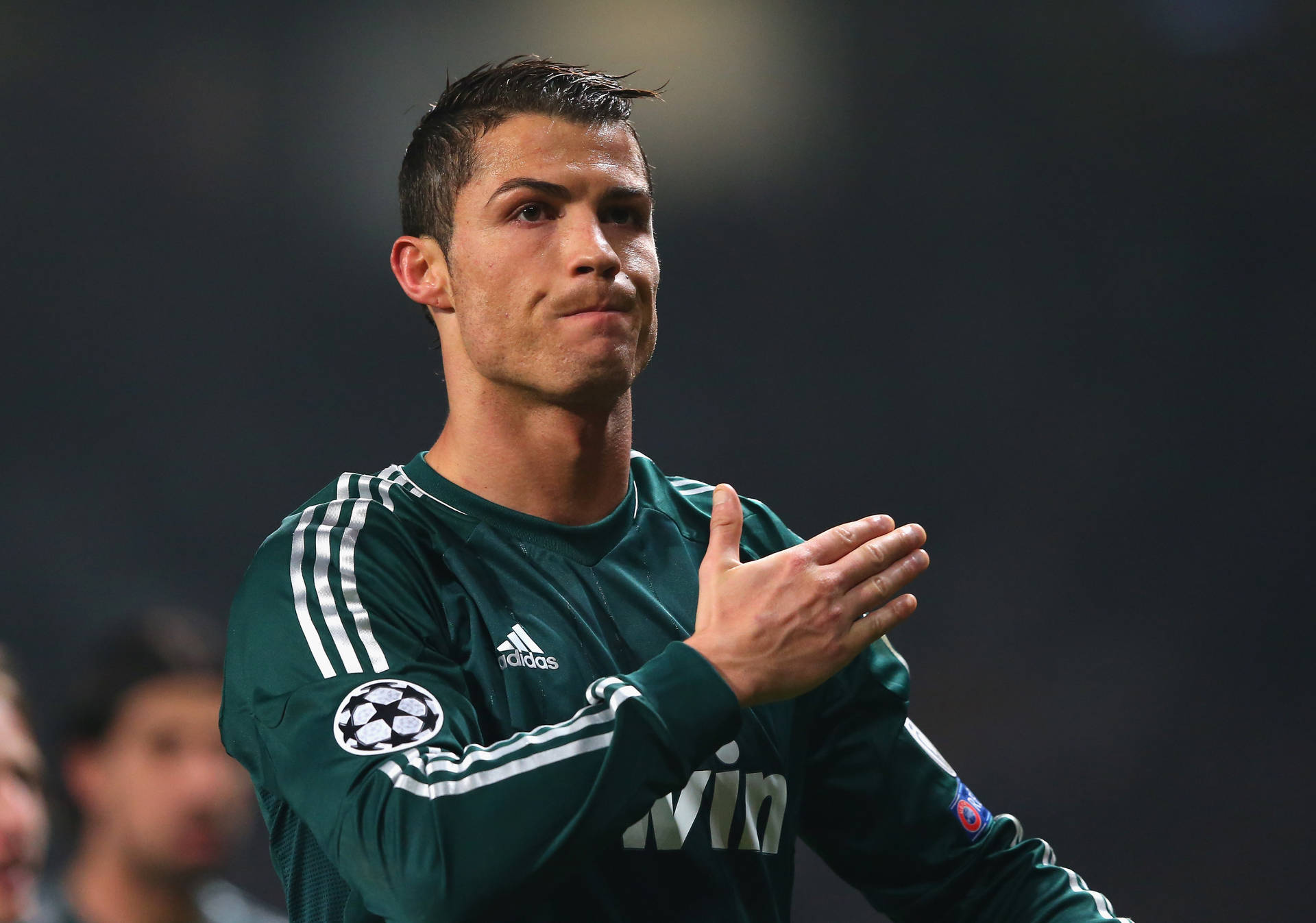 Cristiano Ronaldo 身穿綠色皇家馬德里球衣在夜間球場拍手。 — 克里斯蒂亞諾·羅納度 壁紙