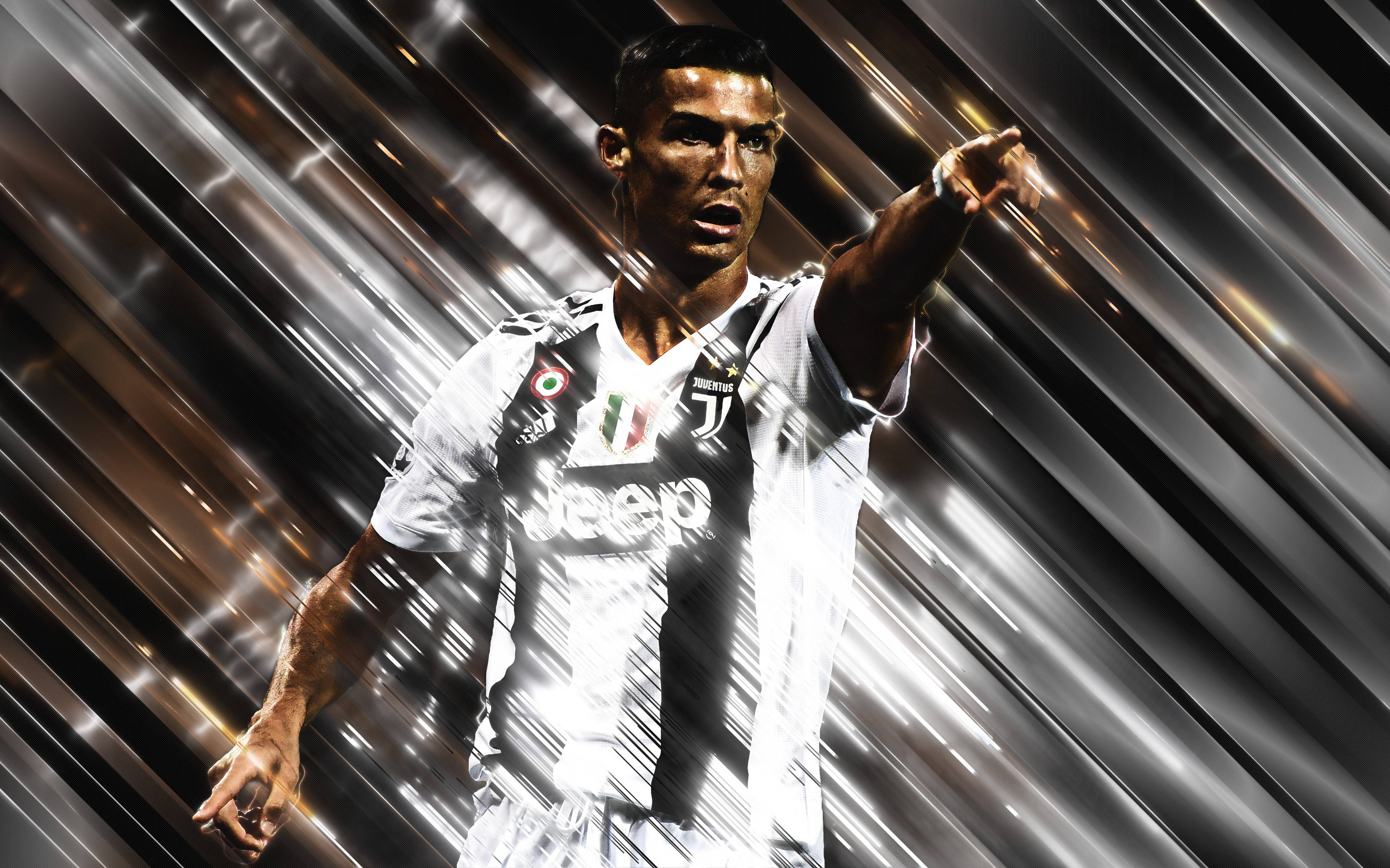 Ronaldo 桌布 壁紙 — Cristiano Ronaldo 身穿尤文圖斯球衣，在動感金屬條紋背景前向前指。