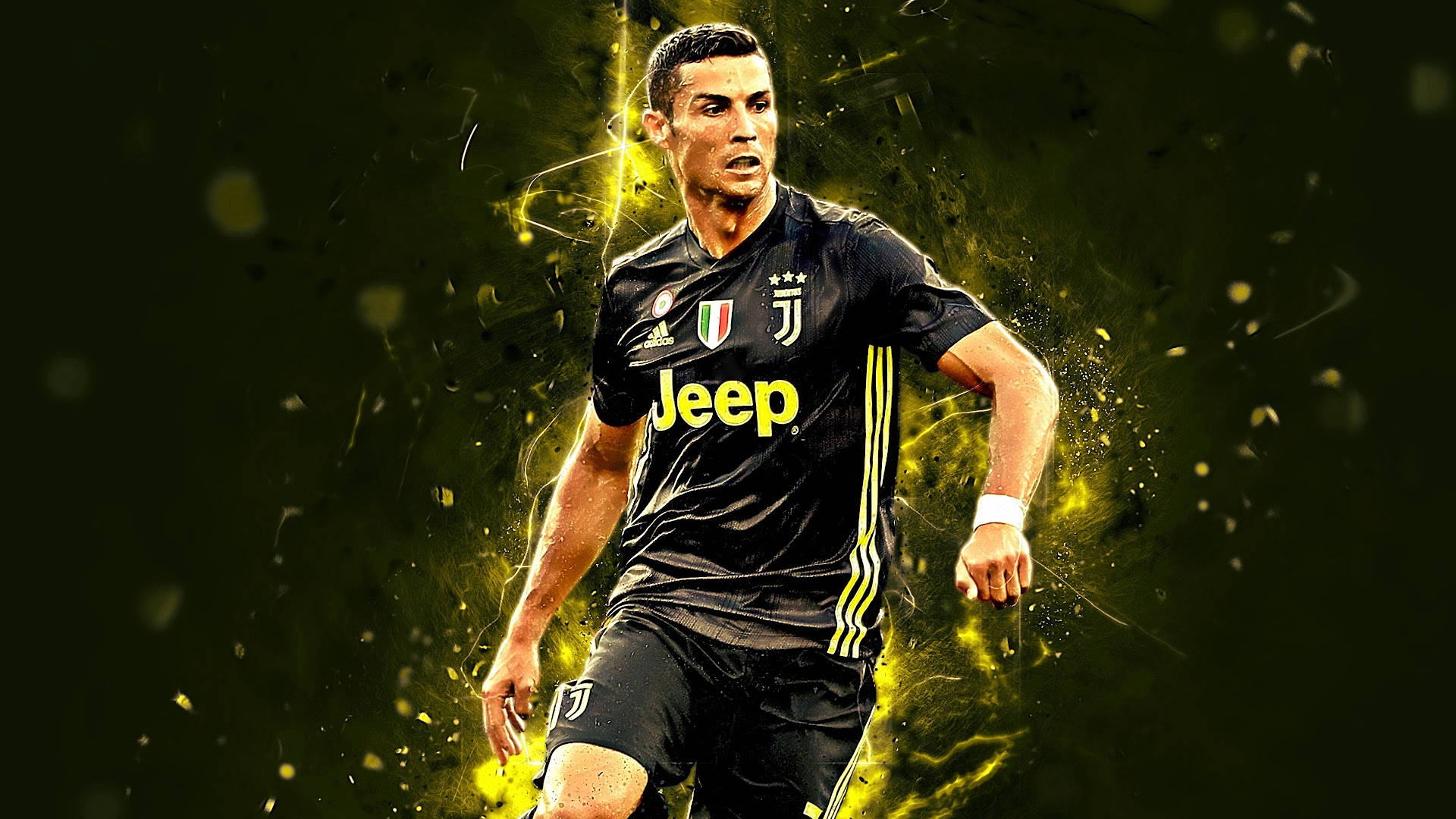 足球 桌布 壁紙 — Cristiano Ronaldo 身穿尤文圖斯球衣，在黑暗背景下衝刺，周圍環繞著電光黃色能量爆發。