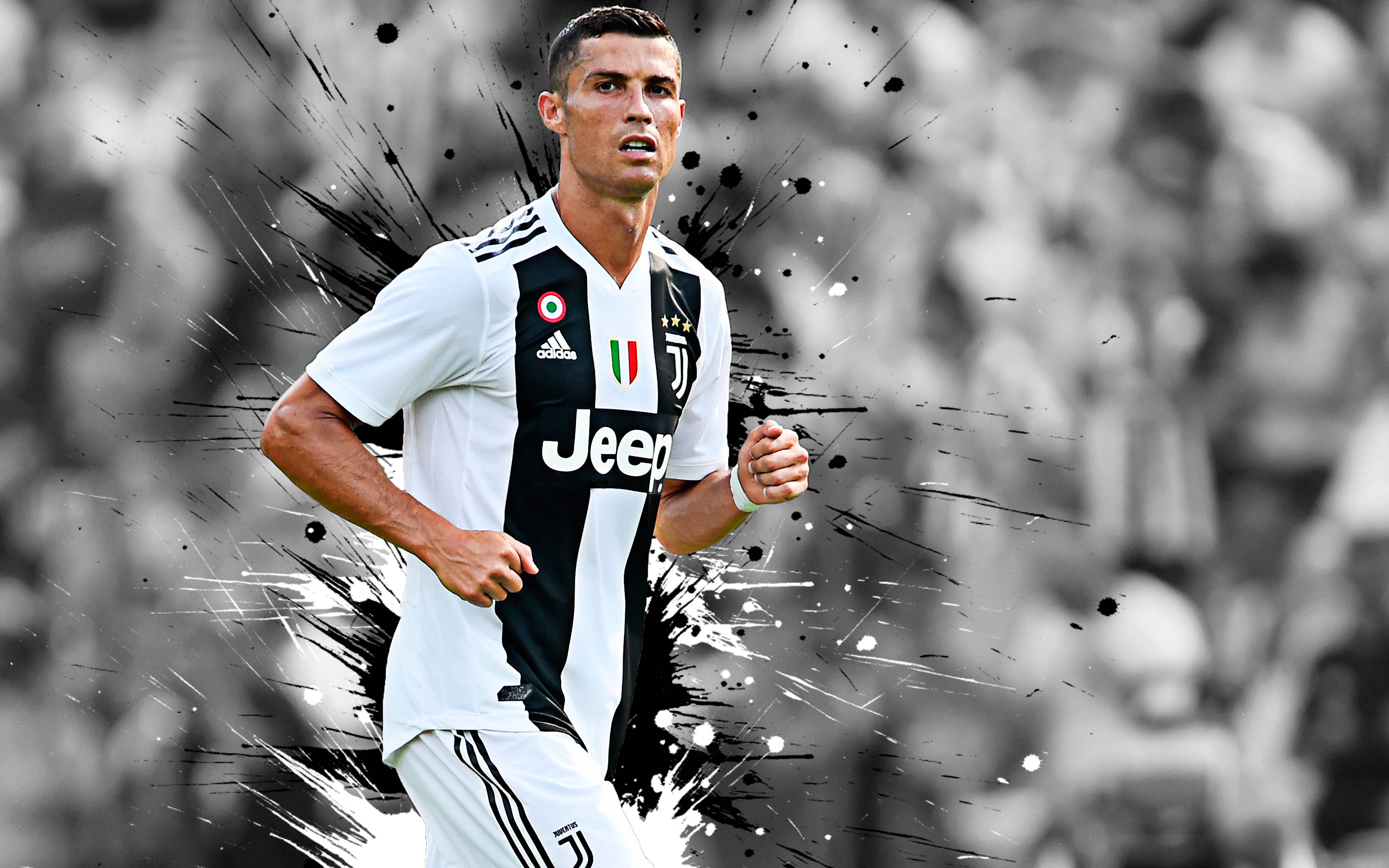 Ronaldo 桌布 壁紙 — Cristiano Ronaldo 身穿尤文圖斯球衣向前衝刺，周圍帶有動態的黑白潑濺效果。