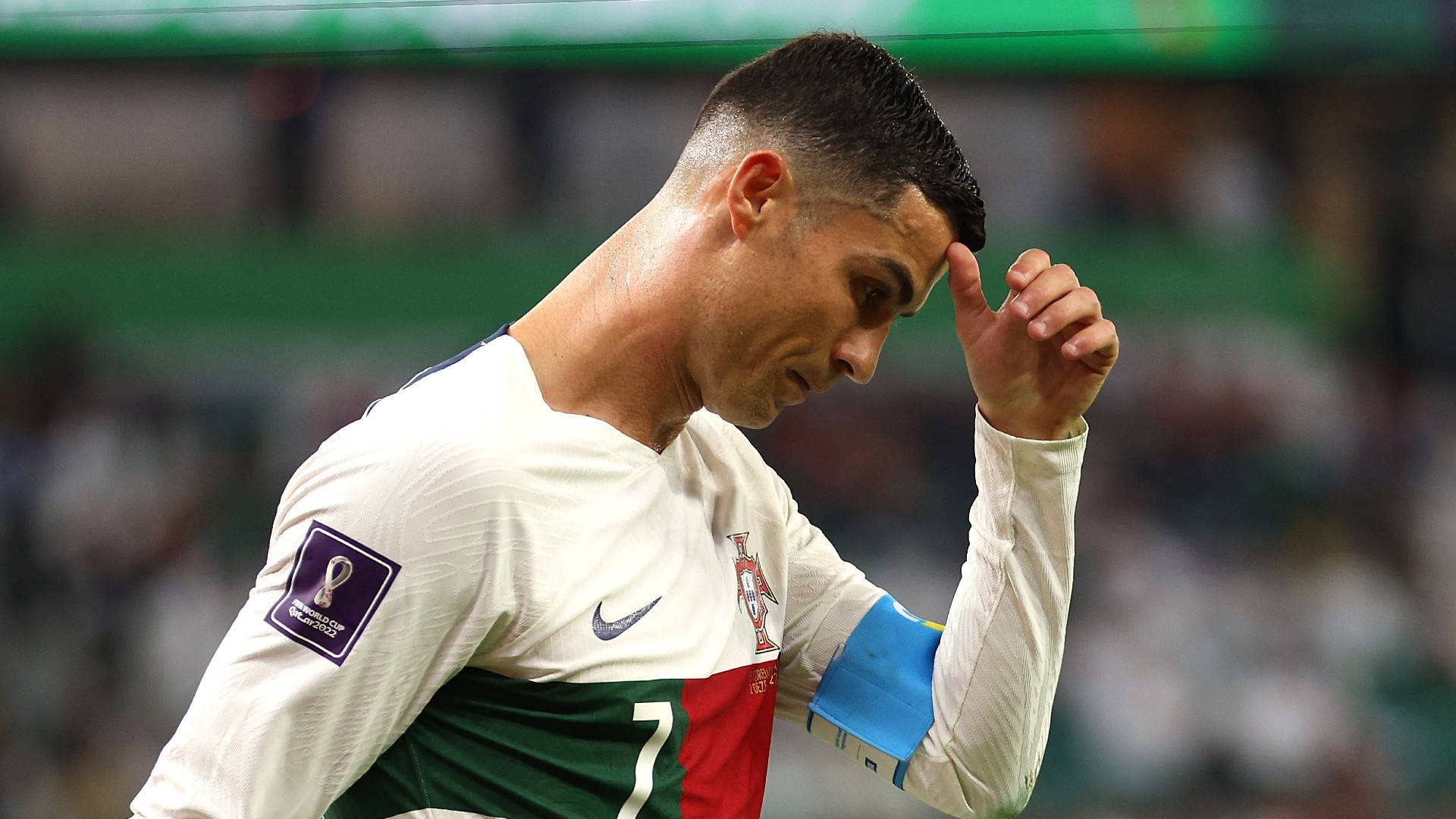 足球 桌布 壁紙 — Cristiano Ronaldo 身穿葡萄牙球衣，在明亮燈光下的球場上進行足球比賽時觸摸額頭。