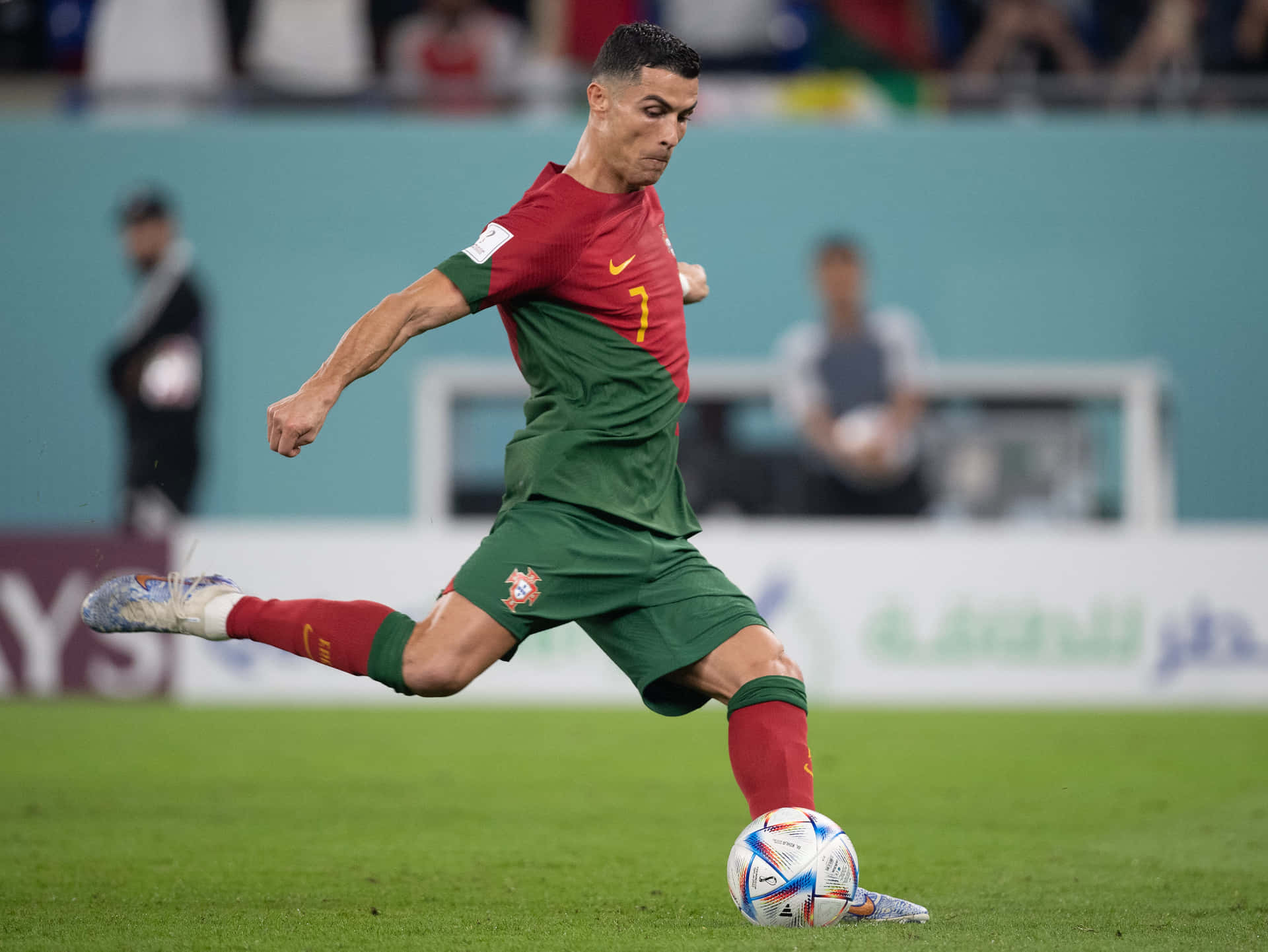 Cristiano Ronaldo 身穿葡萄牙紅綠色足球制服在草地上踢球。 — 足球 壁紙