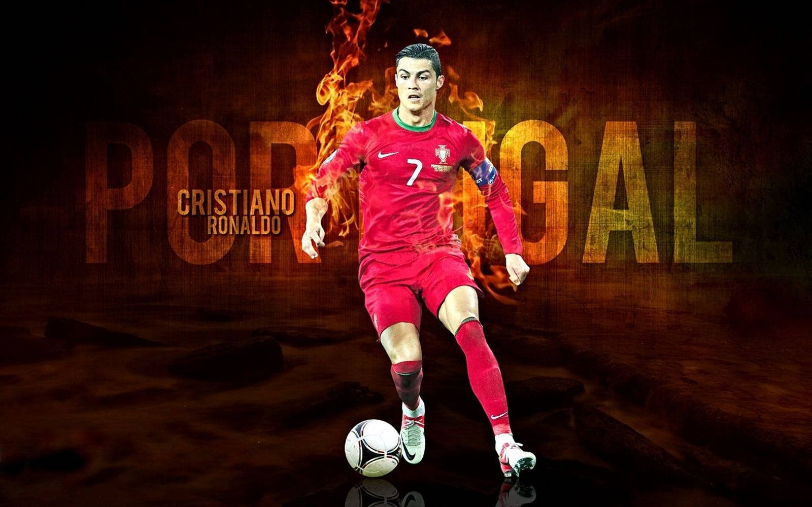 克里斯蒂亞諾·羅納度 桌布 壁紙 — Cristiano Ronaldo 身穿葡萄牙紅色球衣，在深色紋理背景上盤球，足球被火焰包圍，並有粗體字 'PORTUGAL'。