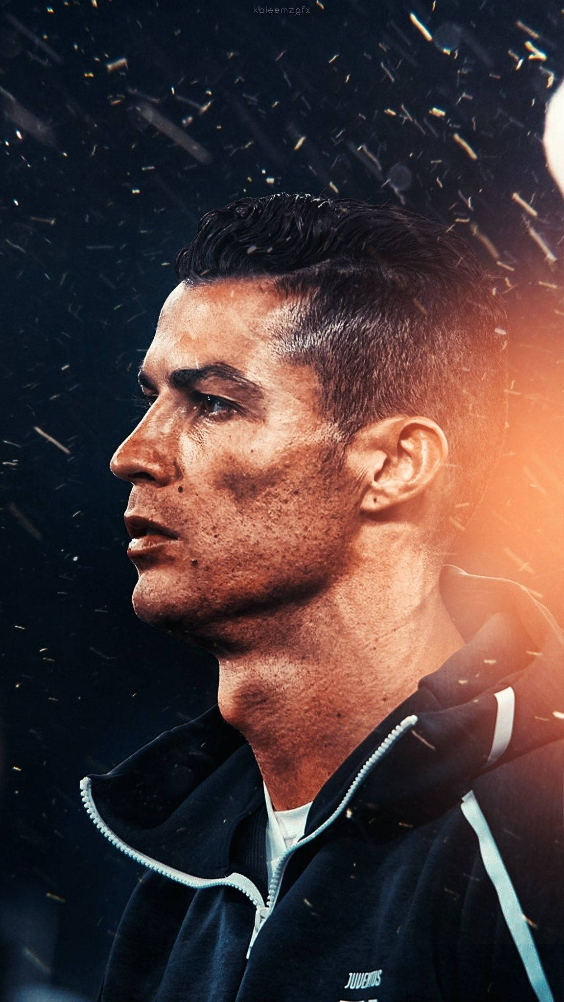 Cr7 桌布 壁紙 — Cristiano Ronaldo 側面身穿尤文圖斯外套，火花在他周圍飛舞，背景深色。
