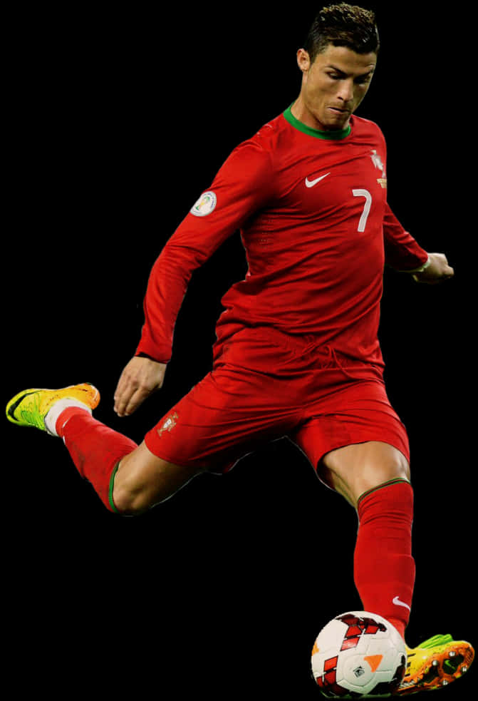 Ronaldo 桌布 壁紙 — Cristiano Ronaldo 身穿紅色葡萄牙球衣7號，在黑色背景下踢足球的中途動作。