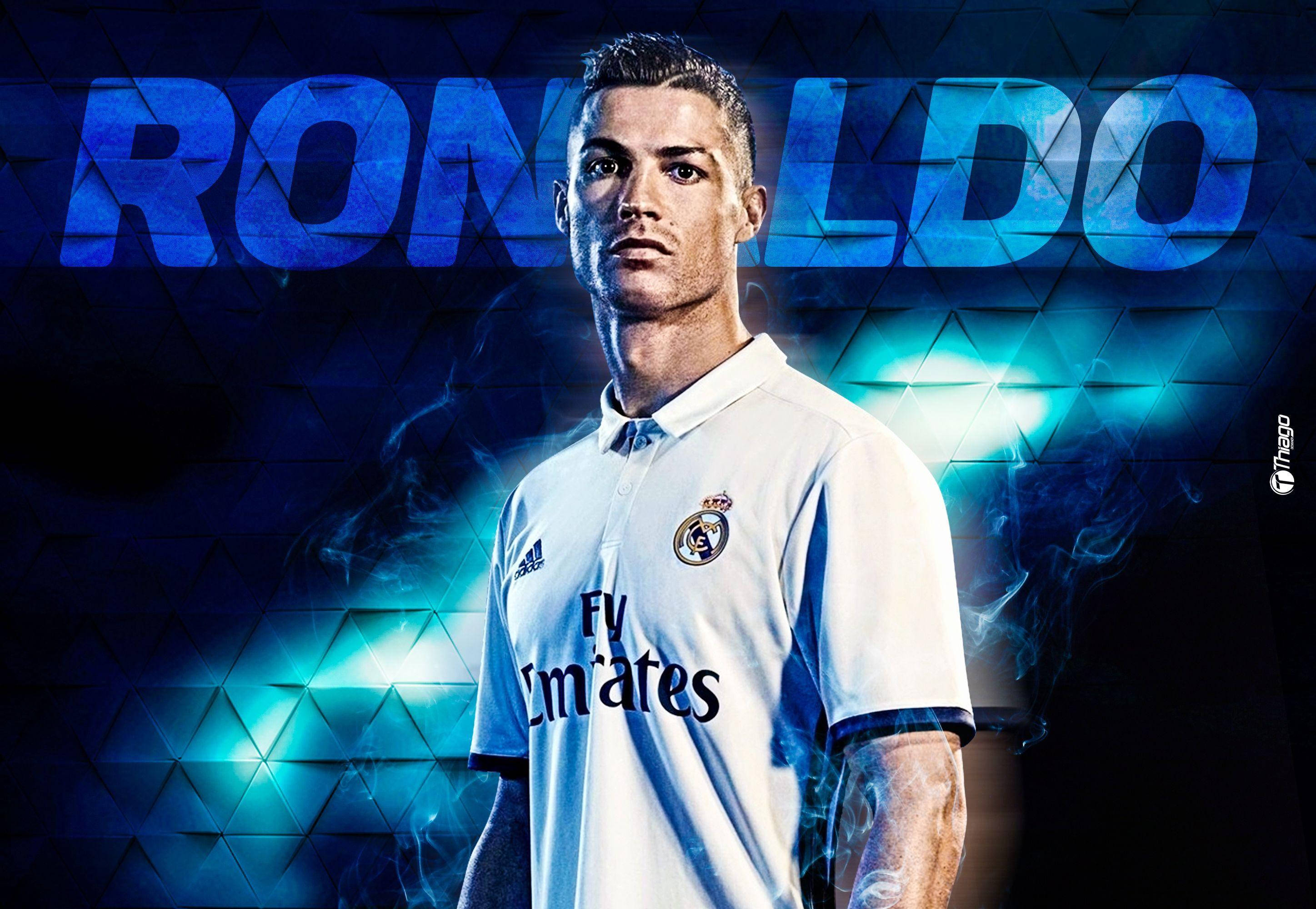Cr7 桌布 壁紙 — Cristiano Ronaldo 身穿白色皇家馬德里球衣，自信地站在發光的藍色幾何背景前，他的名字以粗體字顯示。