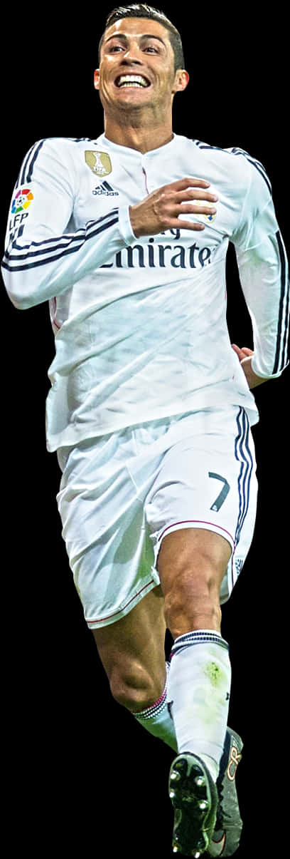 Ronaldo 桌布 壁紙 — Cristiano Ronaldo 身穿白色皇家馬德里球衣，在黑色背景下大步向前，露出燦爛笑容慶祝。