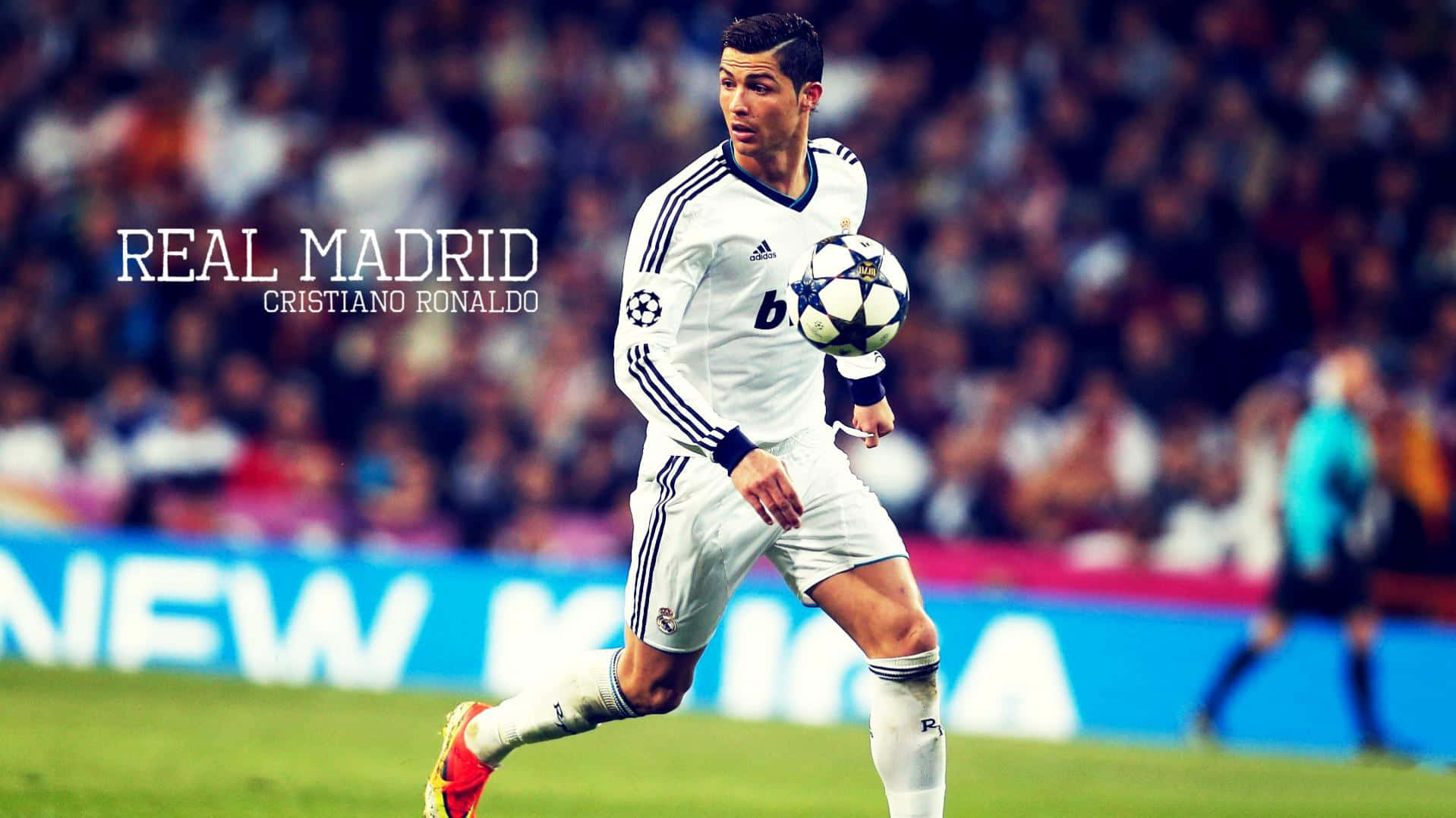 Ronaldo 桌布 壁紙 — Cristiano Ronaldo 身穿白色皇家馬德里球衣，在球場燈光下於充滿活力的綠色草地上盤球，球為歐冠比賽用球。