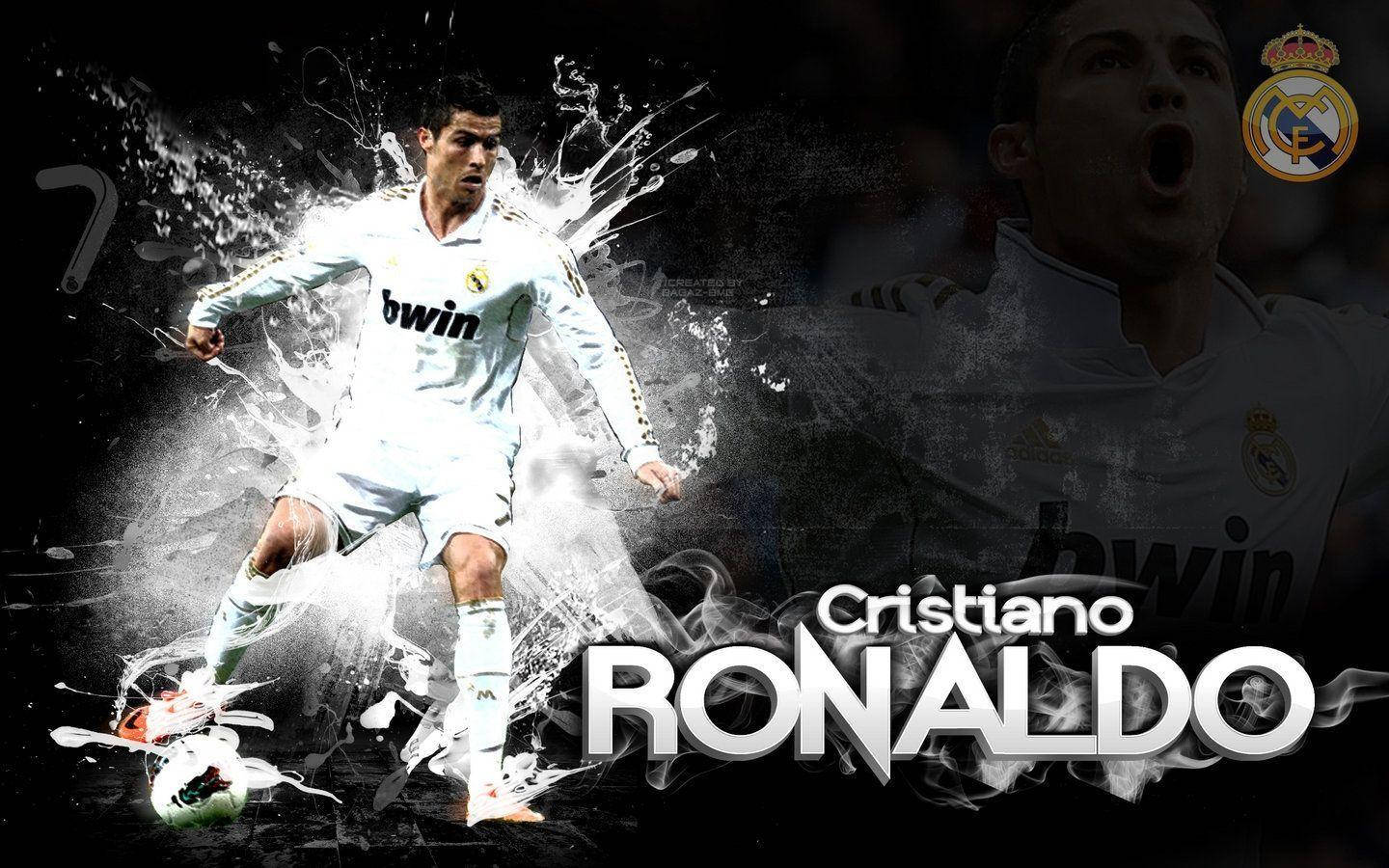 Ronaldo 桌布 壁紙 — Cristiano Ronaldo 身穿白色皇家馬德里球衣，在深色背景下動態地踢足球，伴隨著爆炸性的白色潑濺效果。