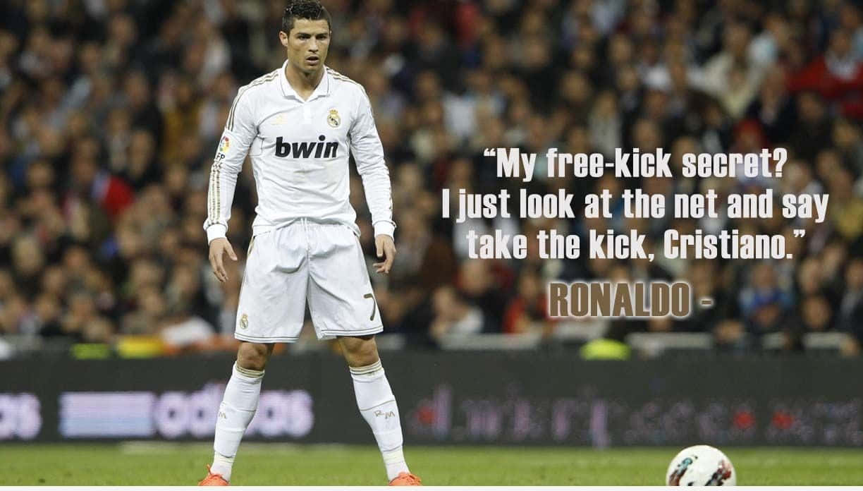 Cristiano Ronaldo 在足球場上，附有關於自由球的引述。 — Cristiano Ronaldo 足球 壁紙