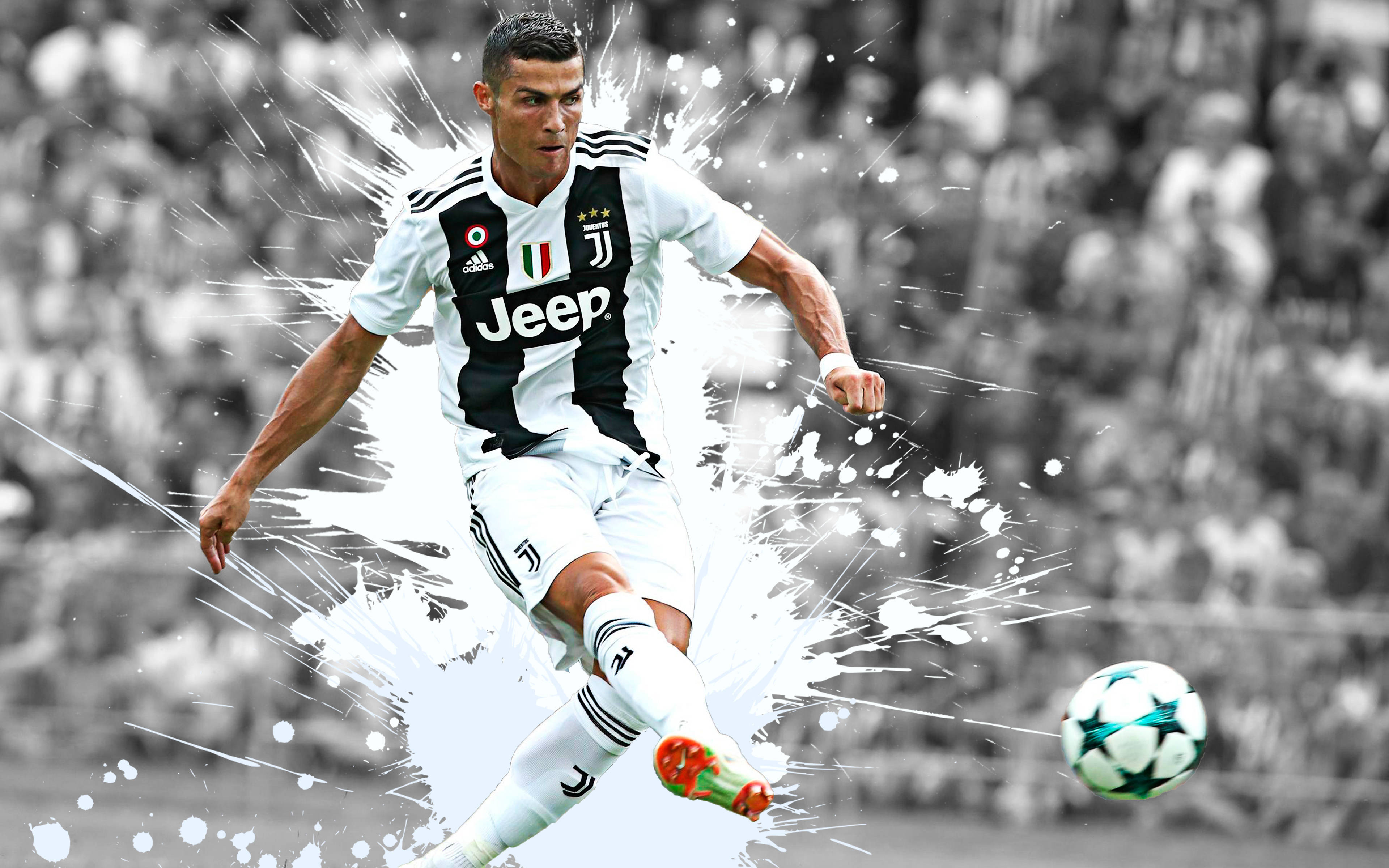 Ronaldo 桌布 壁紙 — Cristiano Ronaldo 身穿尤文圖斯球衣，在模糊的球場人群背景下，踢出一個帶有動態白色潑濺效果的足球。