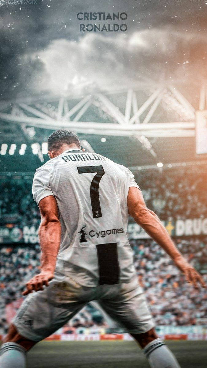 Ronaldo 桌布 壁紙 — Cristiano Ronaldo 身穿白色7號球衣，站在球場上，背後有觀眾和明亮的燈光。