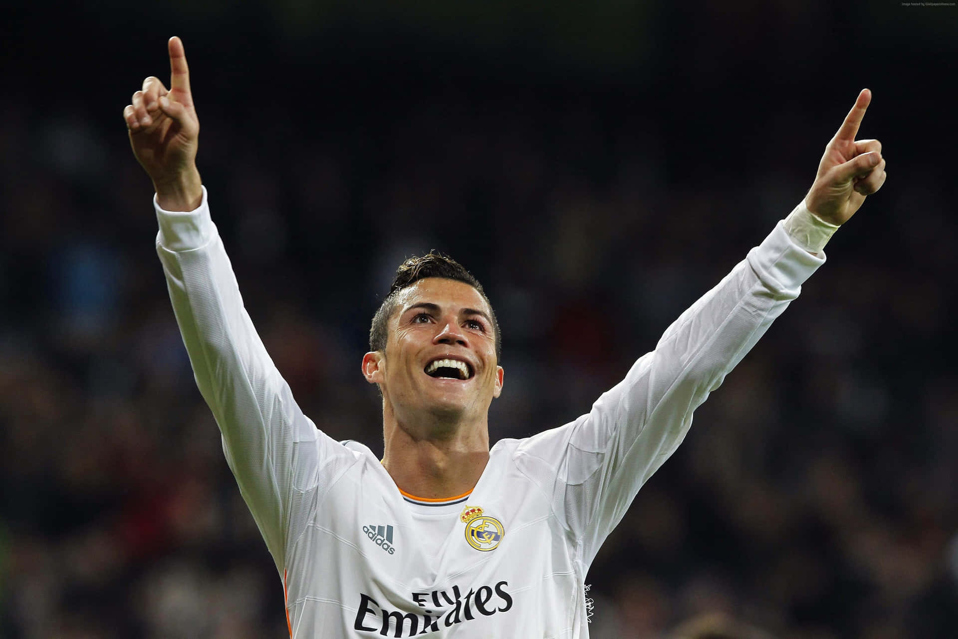 Cristiano Ronaldo 在夜晚身穿白色皇家馬德里球衣慶祝進球。 — Cristiano Ronaldo 足球 壁紙