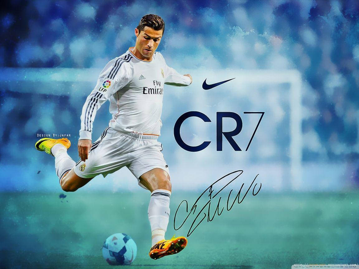 桌布 壁紙 — Cristiano Ronaldo 身穿白色皇家馬德里球衣，在模糊的球場背景下，中踢時展示 CR7 標誌和簽名。