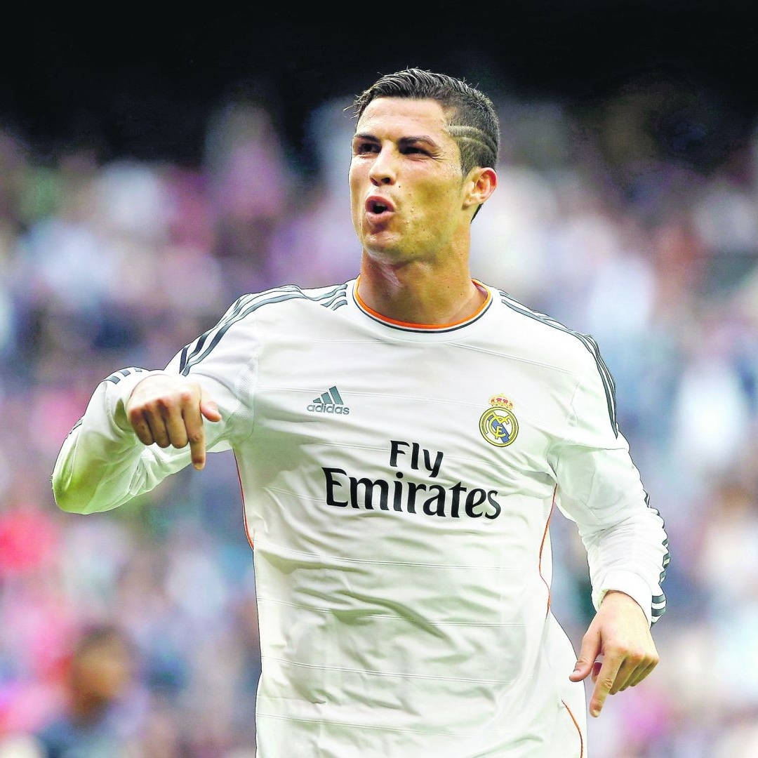 桌布 壁紙 — Cristiano Ronaldo身穿白色皇家馬德里球衣，在日間足球比賽中專注地向前指。