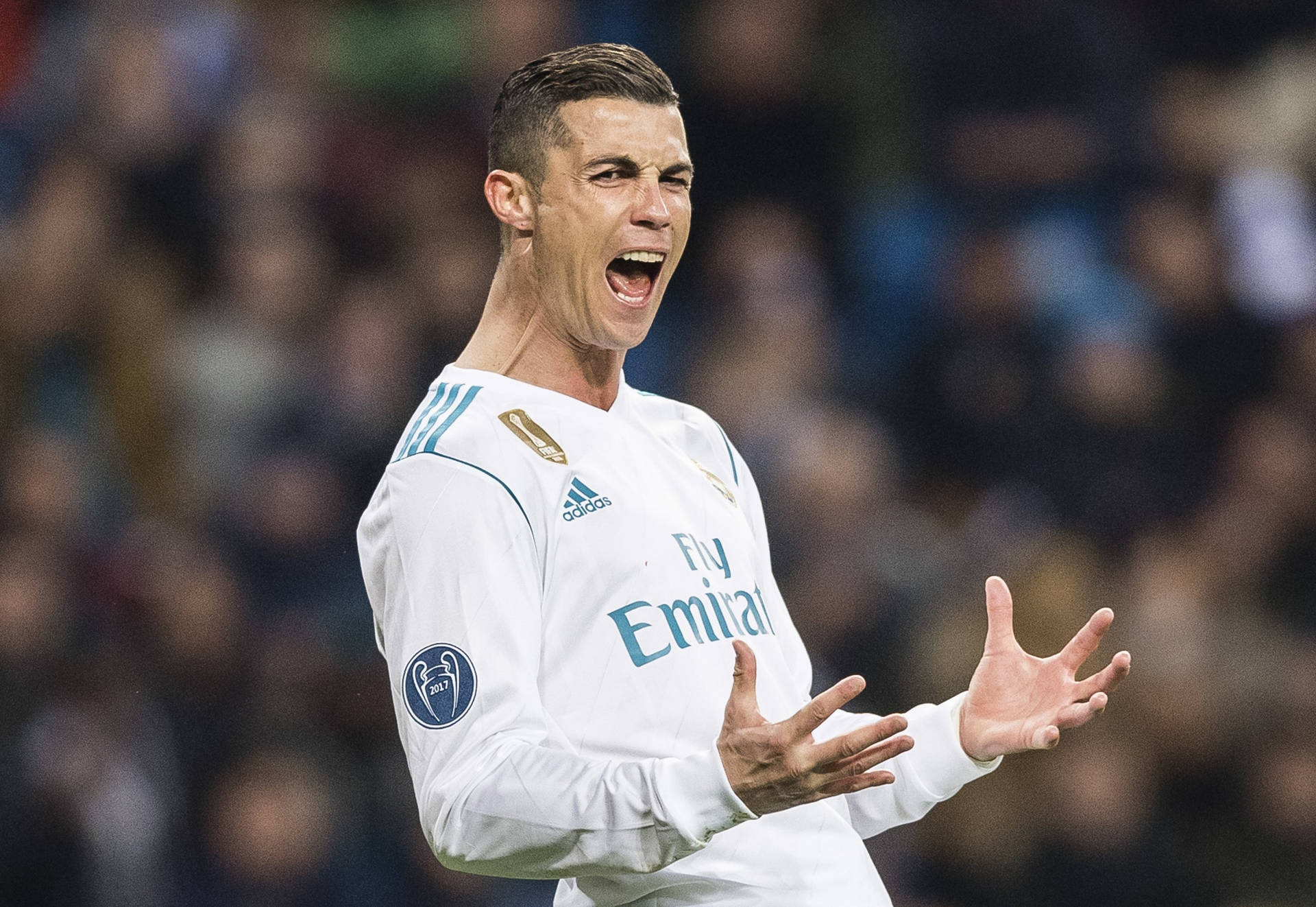 Cristiano Ronaldo 在夜間足球比賽中身穿白色皇家馬德里球衣吶喊。 — 皇家馬德里 GIF 壁紙