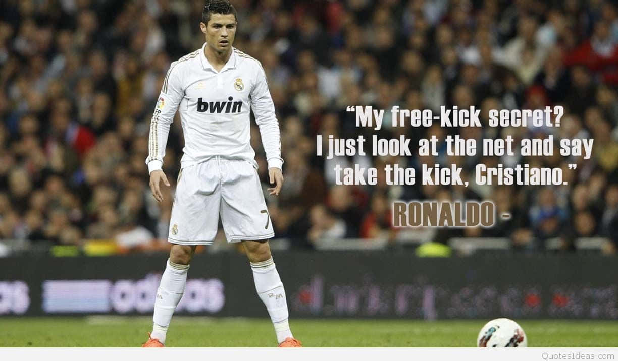 桌布 壁紙 — Cristiano Ronaldo 身穿白色皇家馬德里球衣，站在球場上，腳邊有足球，並有引述文字覆蓋。