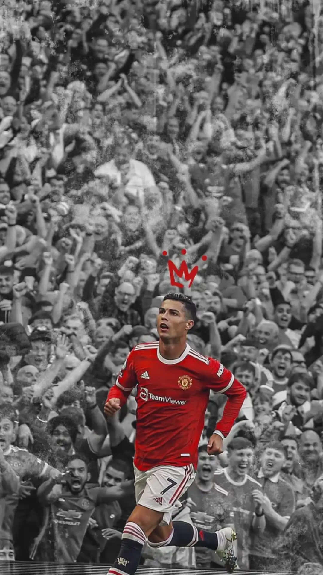 Manchester United iPhone 桌布 壁紙 — Cristiano Ronaldo 身穿紅色曼聯球衣，頭戴皇冠慶祝，黑白畫面中歡呼的人群在觀看。
