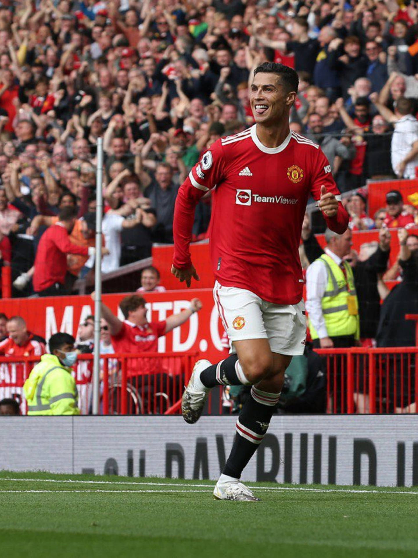 Cristiano Ronaldo 在足球場上慶祝進球。 — 克里斯蒂亞諾·羅納度 曼聯 壁紙