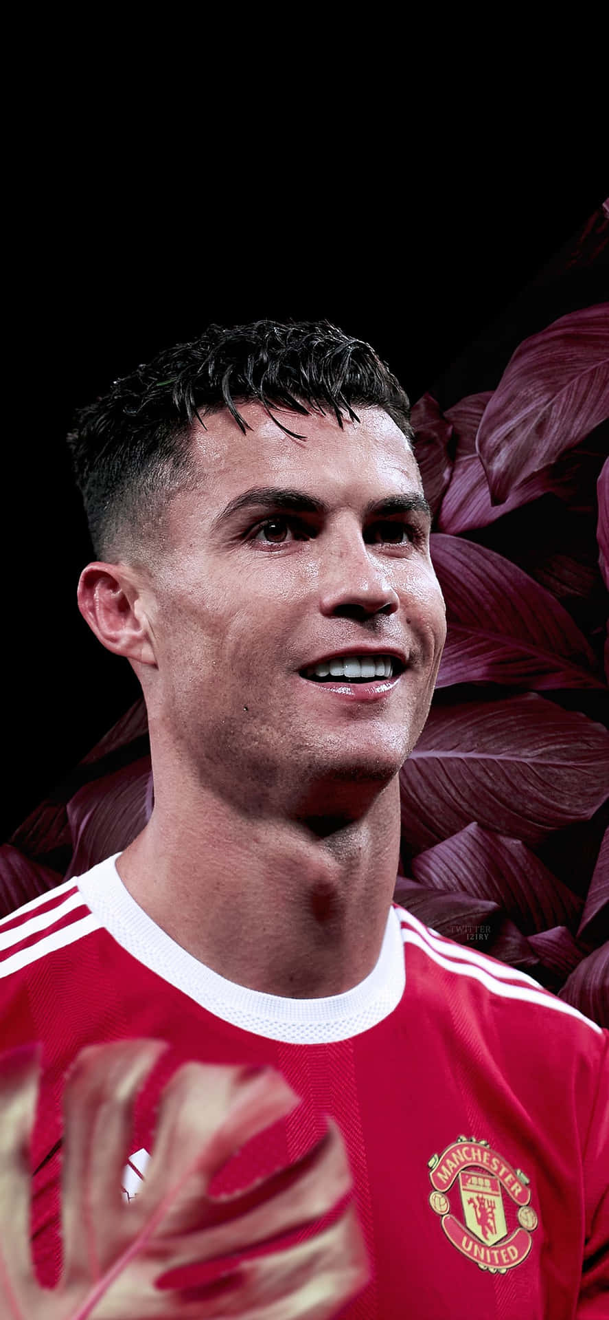  壁紙 — Cristiano Ronaldo身穿紅色曼聯球衣，在深色背景前微笑，背景有栗色熱帶樹葉。