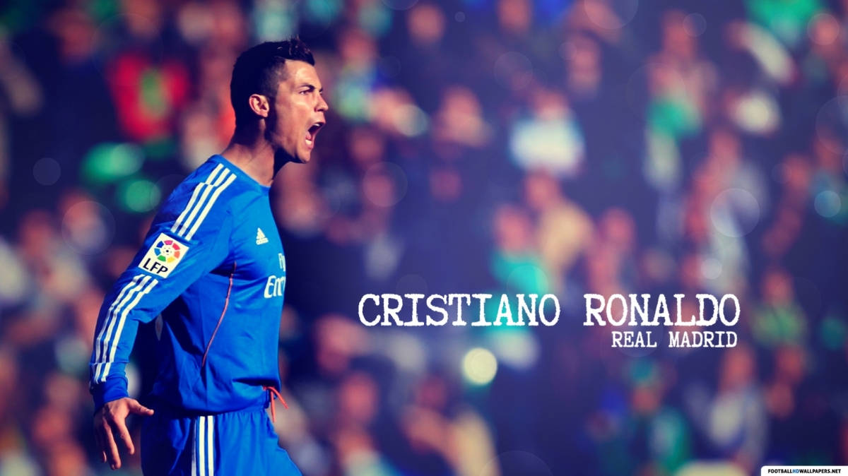 Ronaldo 桌布 壁紙 — Cristiano Ronaldo 身穿藍色皇家馬德里球衣，在模糊的球場人群背景下勝利咆哮。