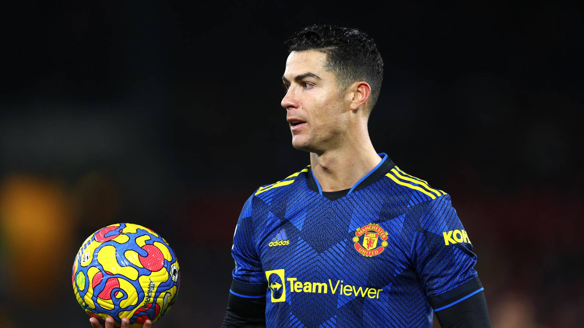 Cristiano Ronaldo在夜晚的球場上手持一個彩色足球。 — 克里斯蒂亞諾·羅納度 曼聯 壁紙