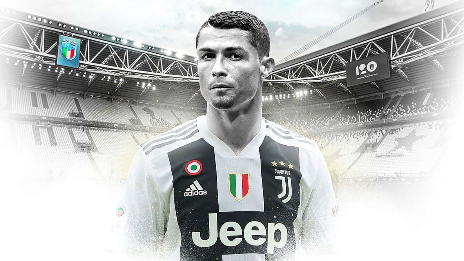 Juventus 桌布 壁紙 — Cristiano Ronaldo 身穿尤文圖斯球衣，在球場上自信地站立，背景是模糊的人群和明亮的燈光。