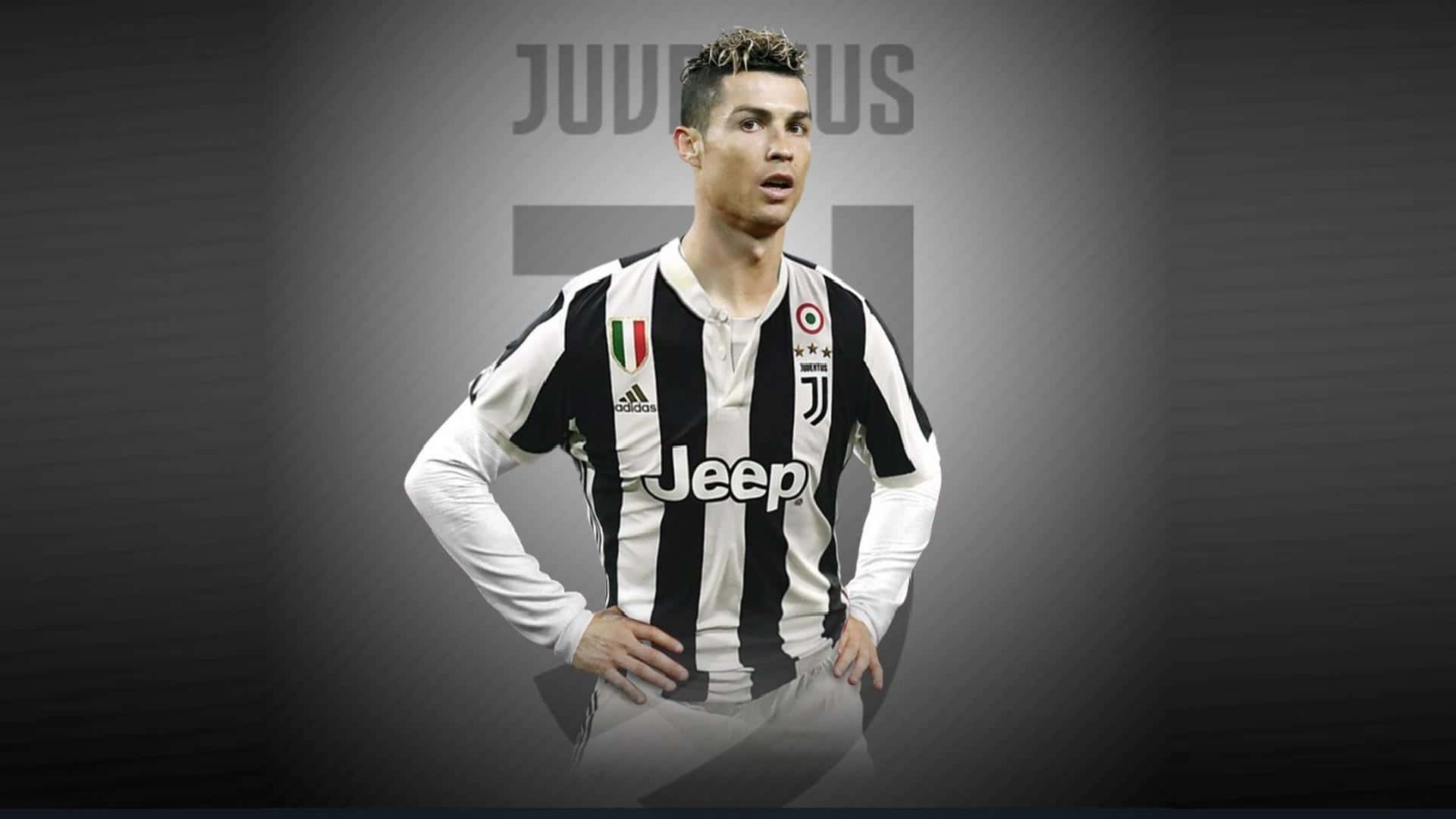 Ronaldo 桌布 壁紙 — Cristiano Ronaldo身穿尤文圖斯球衣，在深色漸變背景前自信地雙手叉腰站立。