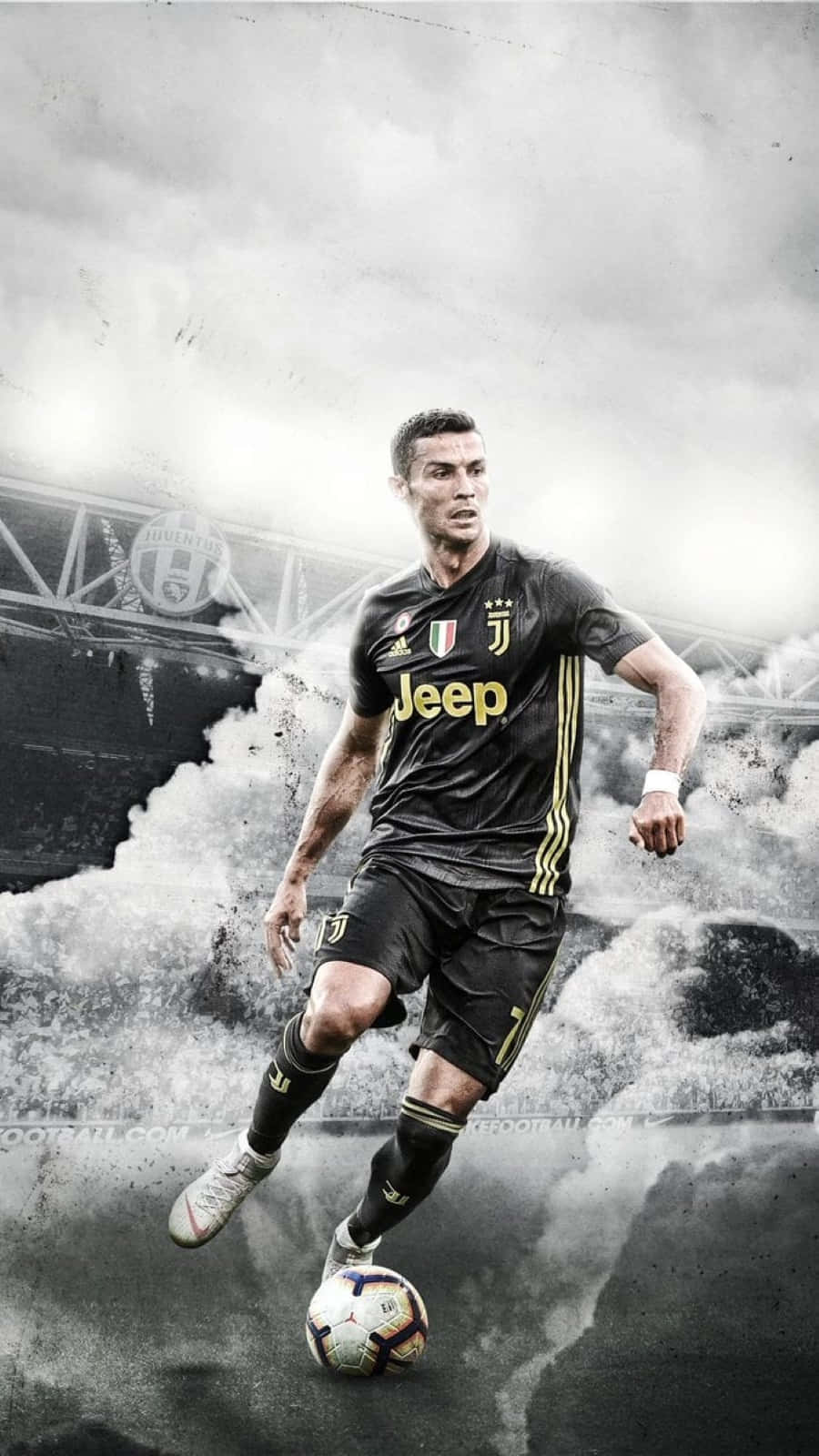 Football Players 桌布 壁紙 — Cristiano Ronaldo 身穿尤文圖斯球衣，在戲劇性的球場背景下充滿力量地盤帶足球。