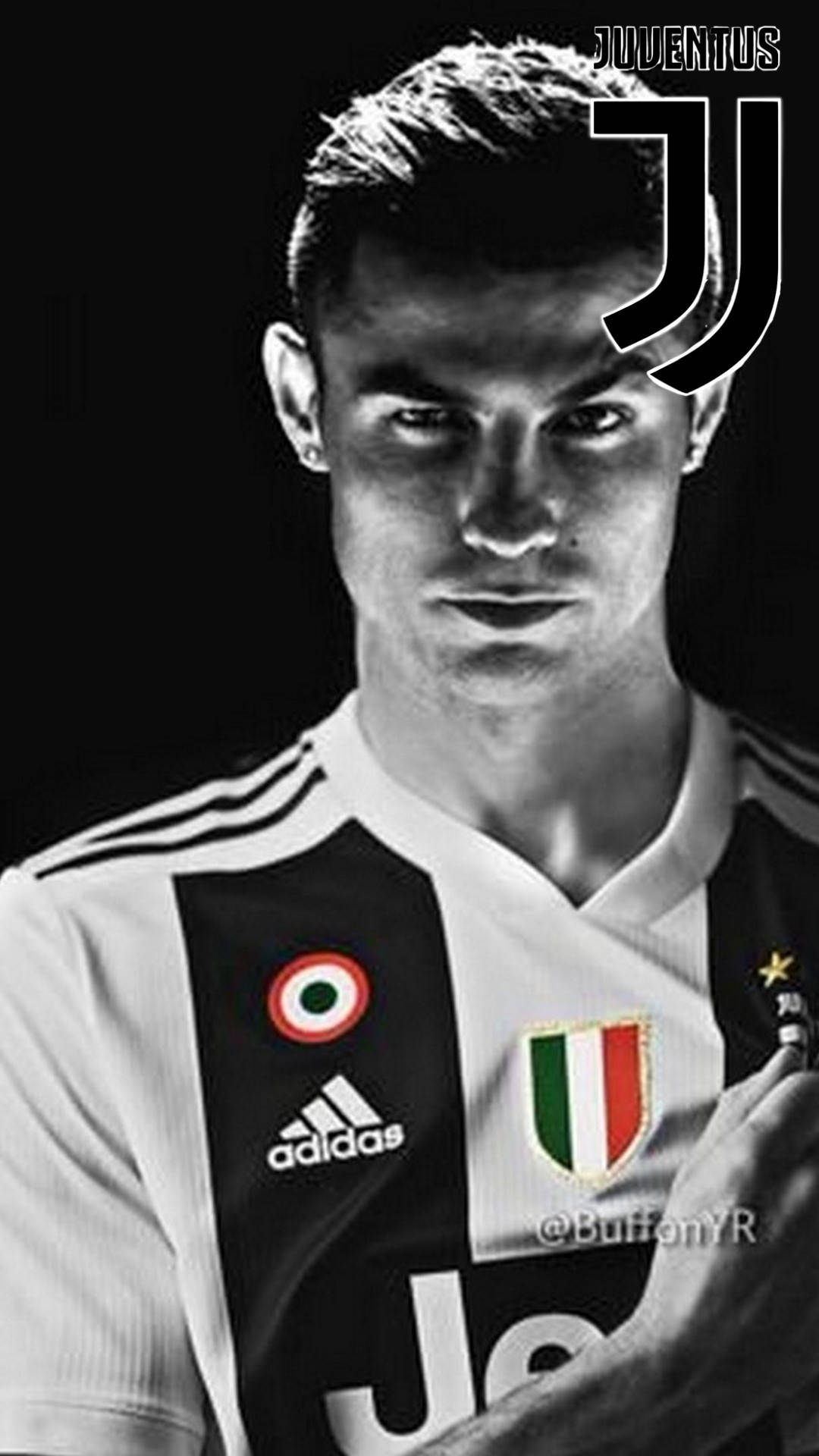 Ronaldo 桌布 壁紙 — Cristiano Ronaldo 身穿尤文圖斯足球球衣的黑白肖像，在深色背景下目光銳利。