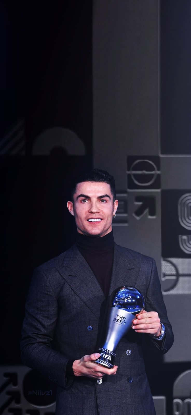  壁紙 — Cristiano Ronaldo 在深色幾何背景前自豪地微笑，手持閃亮的 FIFA The Best 獎盃。