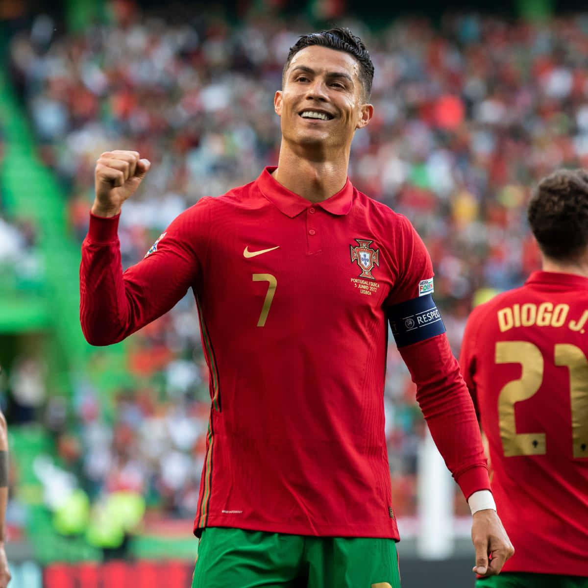 克里斯蒂亞諾·羅納度 桌布 壁紙 — Cristiano Ronaldo 在陽光普照的爆滿球場中，身穿葡萄牙紅色7號球衣勝利慶祝。