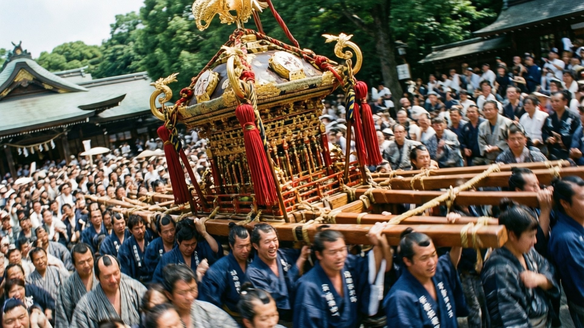 Festival Mikoshi Energy 壁紙 — 一群觀眾觀看身穿藍色長袍的男子抬著金色裝飾的神轎穿過傳統的日本節日。