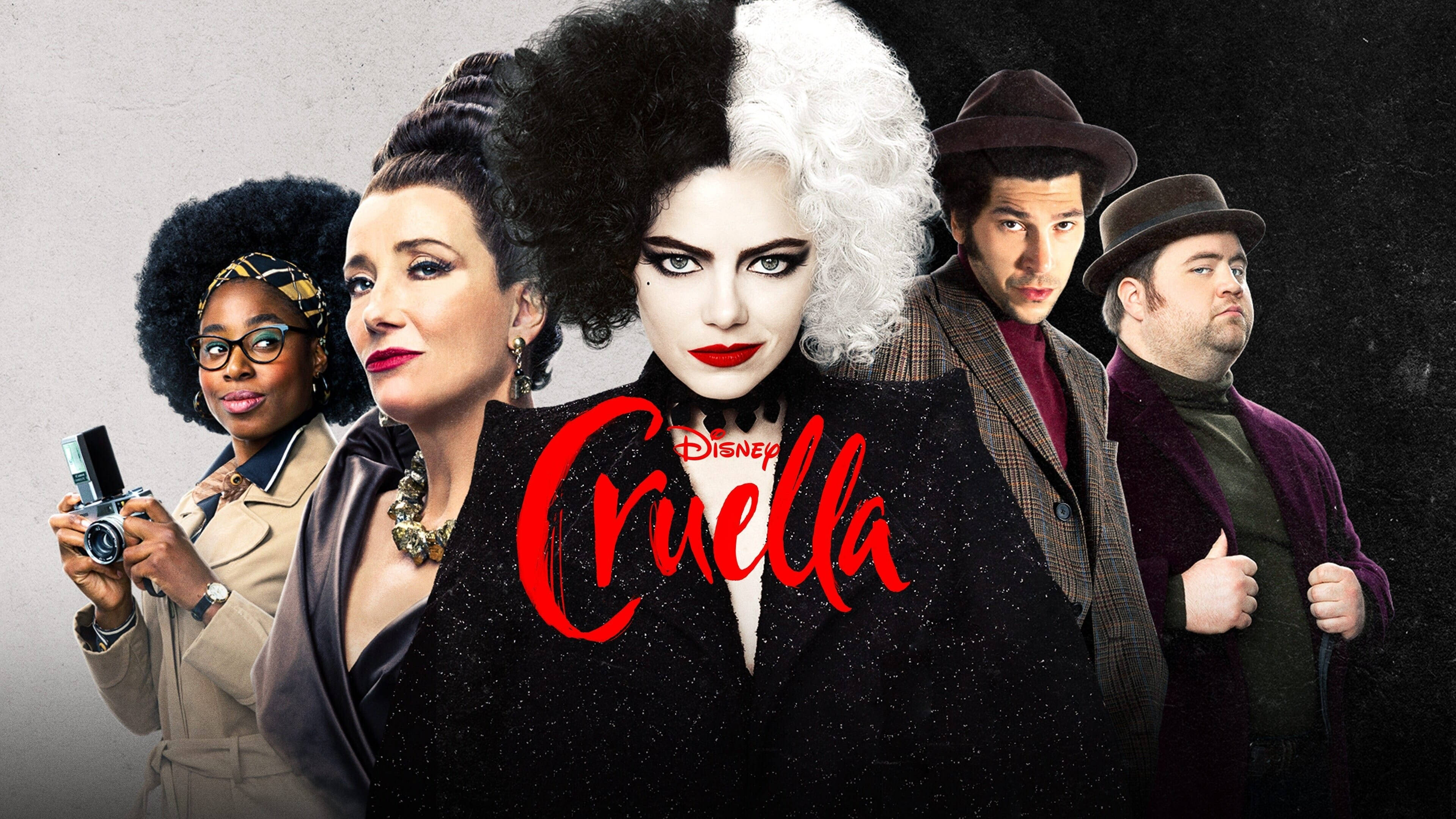 Cruella 桌布 壁紙 — Cruella De Vil 半黑半白頭髮站在中央，兩旁有四個角色，背景是深色紋理，帶有紅色迪士尼 Cruella 標題。