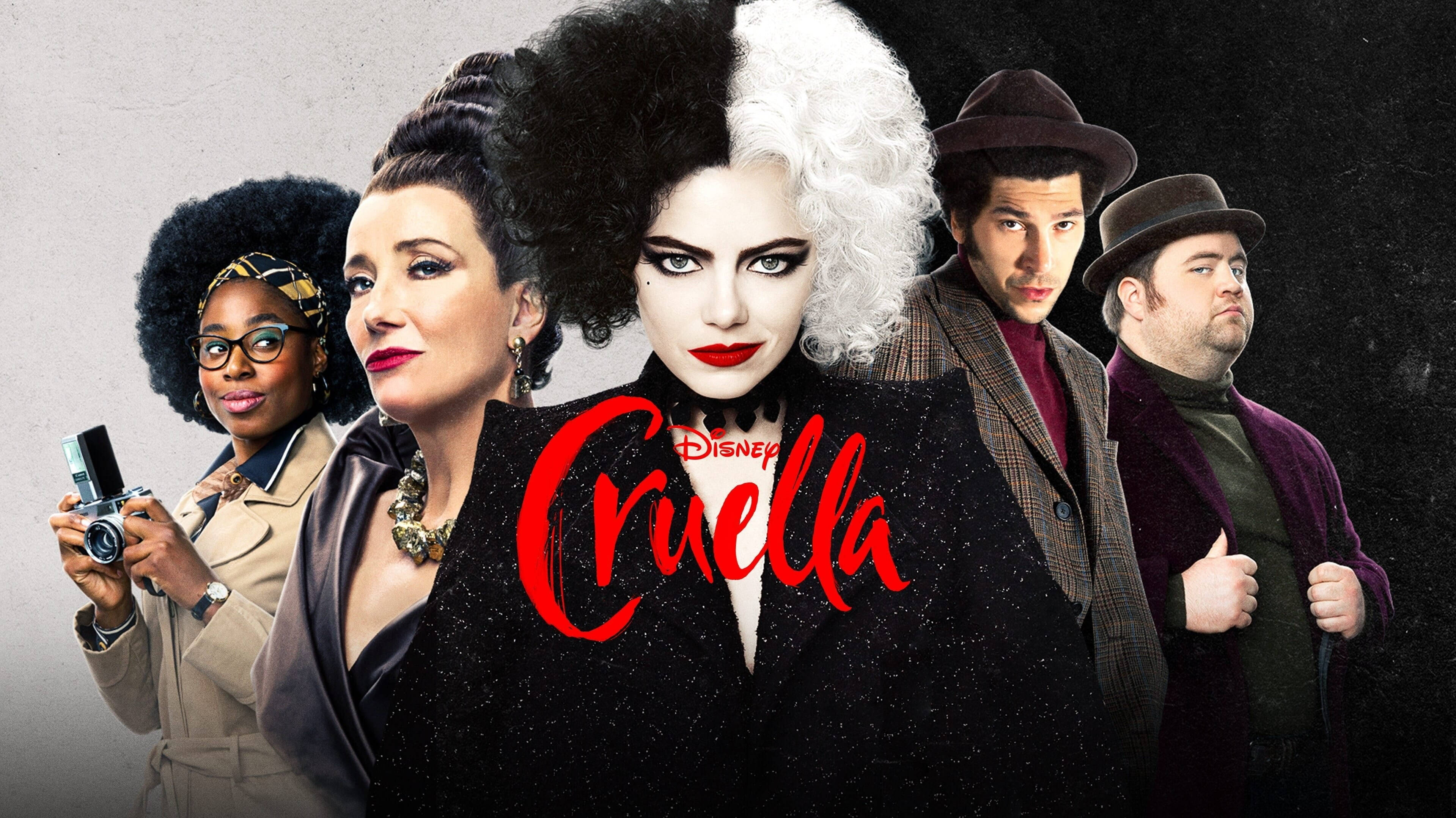 迪士尼反派 桌布 壁紙 — Cruella De Vil 擁有半黑半白頭髮，站在中央，兩旁有四個角色，背景為深色紋理，帶有紅色迪士尼《時尚惡女：庫伊拉》標題。