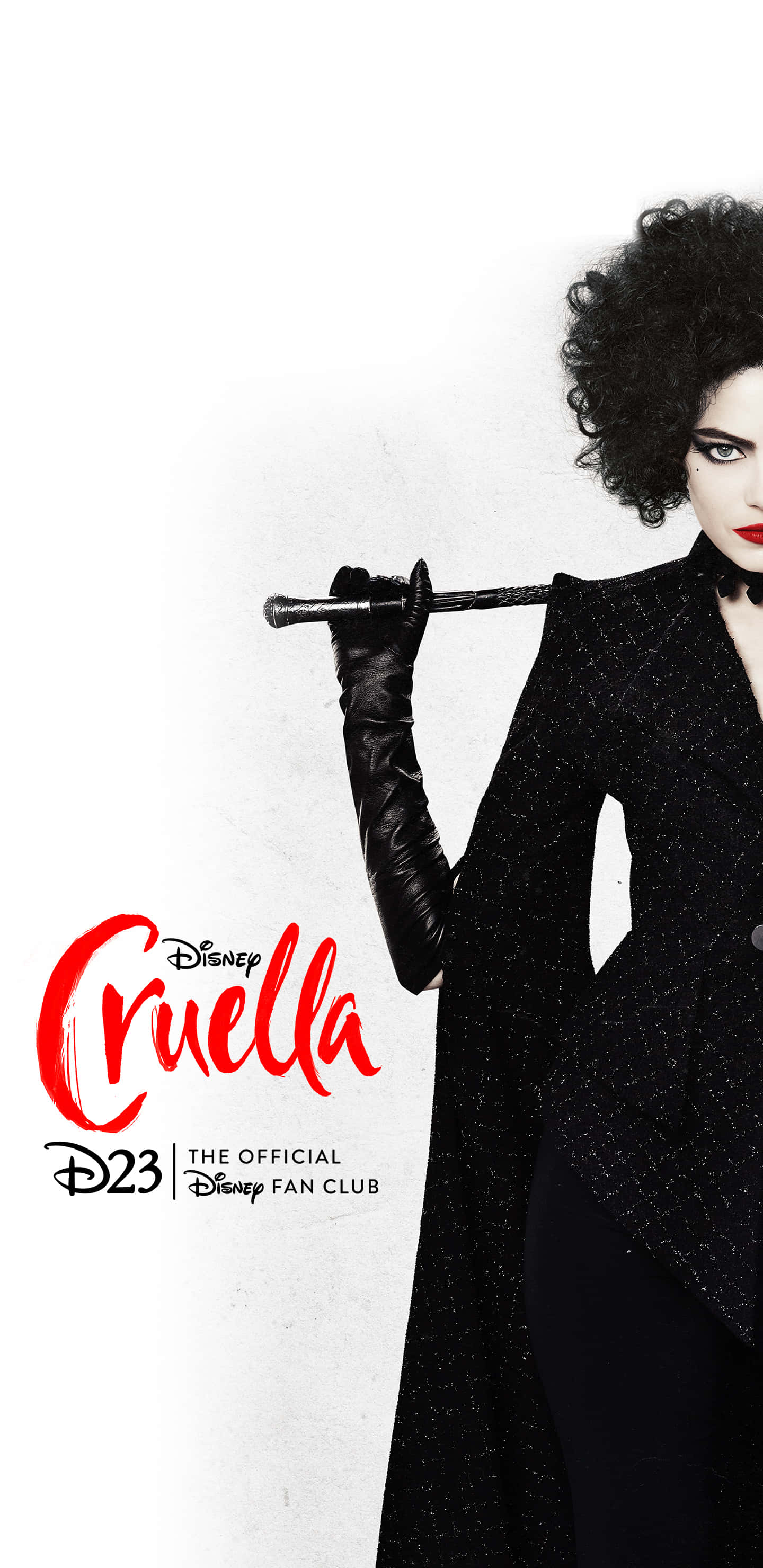 Cruella 桌布 壁紙 — Cruella de Vil 身穿黑色外套和手套，手持拐杖，背景為純白色，帶有紅色迪士尼 Cruella 標誌。