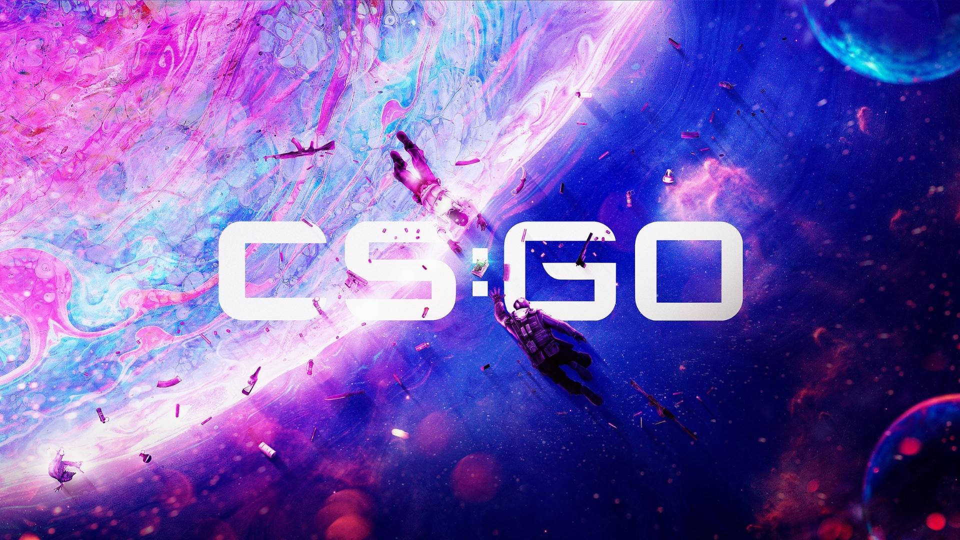 Global 桌布 壁紙 — CS:GO 標誌在旋轉的粉紅色、藍色和紫色星雲以及漂浮的遊戲角色組成的宇宙背景下發光。