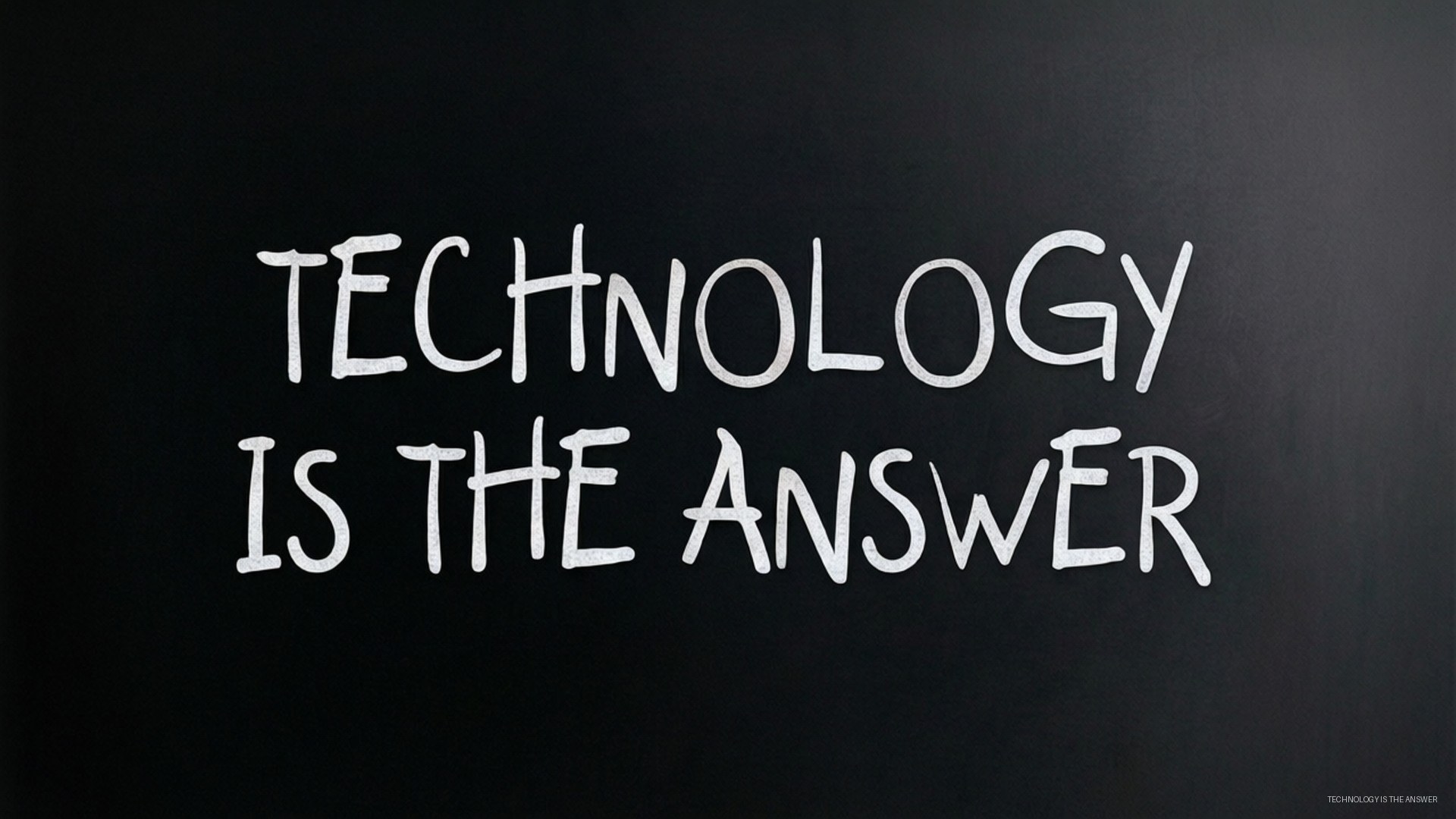 Tech Quote Minimal 壁紙 — 粗體白色粉筆字寫著「TECHNOLOGY IS THE ANSWER」在光滑的黑板表面上。
