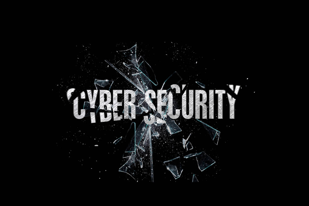 security 桌布 壁紙 — 「CYBER SECURITY」一詞從破碎的玻璃中浮現，背景為純黑色。