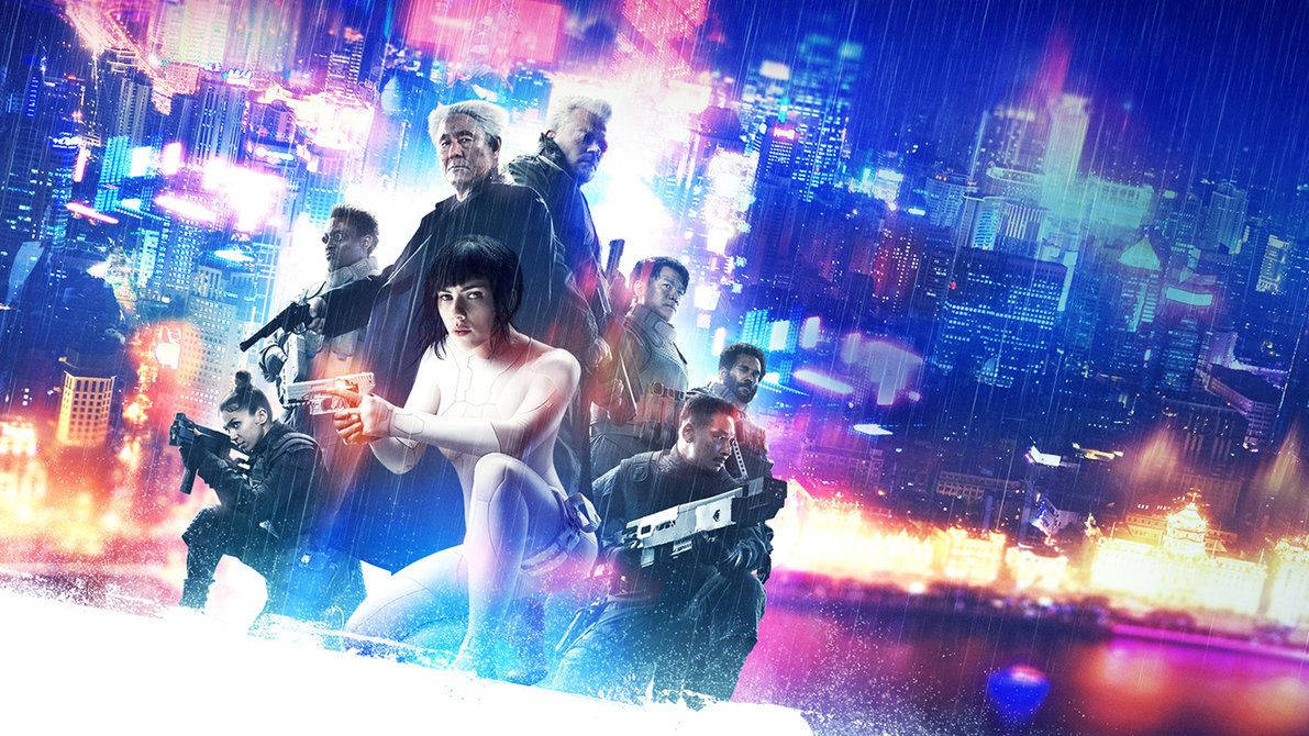 攻殼機動隊 桌布 壁紙 — Cyberpunk 戰士在霓虹雨中屹立，背景是發光的未來城市景觀。