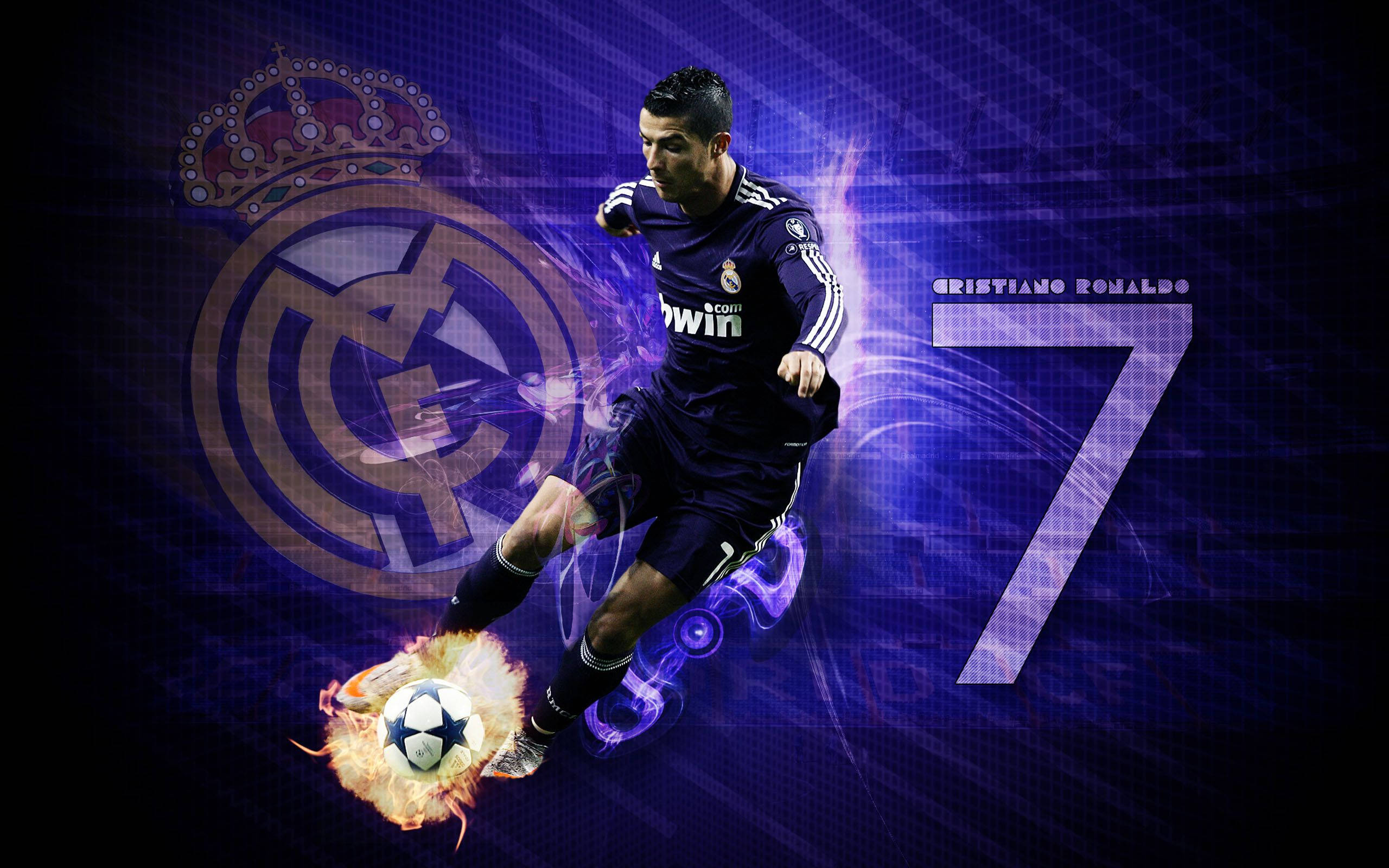 cr7 桌布 壁紙 — C羅納度身穿皇家馬德里球衣，在發光的紫色數位背景中踢出一個燃燒的足球，背景有他的7號和俱樂部徽章。