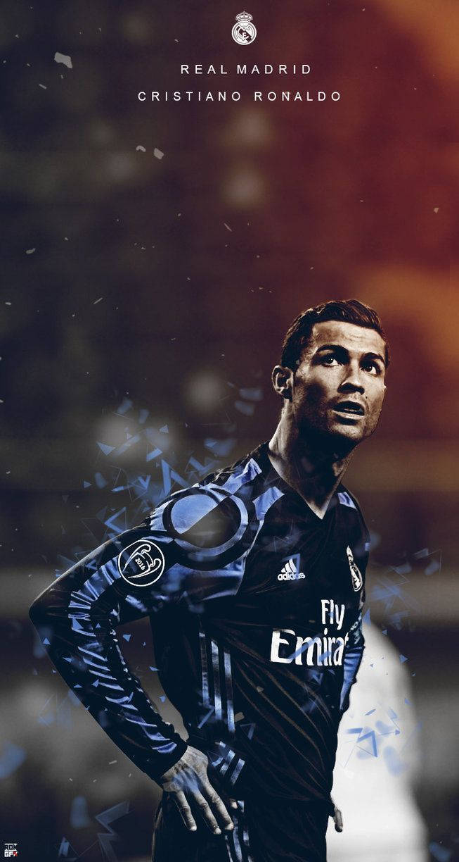 Ronaldo 桌布 壁紙 — C羅納度身穿皇家馬德里球衣，雙手叉腰，自信地站在熾熱橙色和深色背景前，背景中有漂浮的藍色碎片。