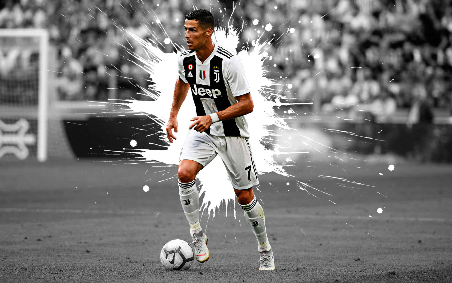 Cristiano Ronaldo 足球 桌布 壁紙 — C羅身穿尤文圖斯球衣，在模糊的球場人群背景下，以動態白色潑濺效果盤球。